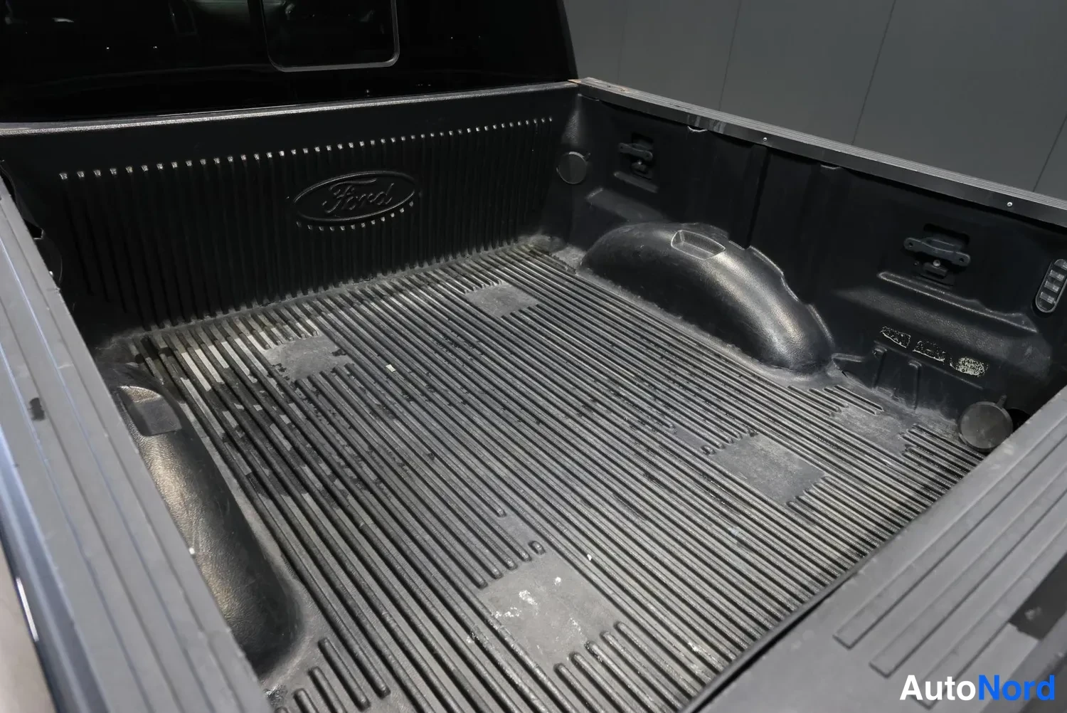 Musta Ford F-150 2016, tavaratila, kuva 27