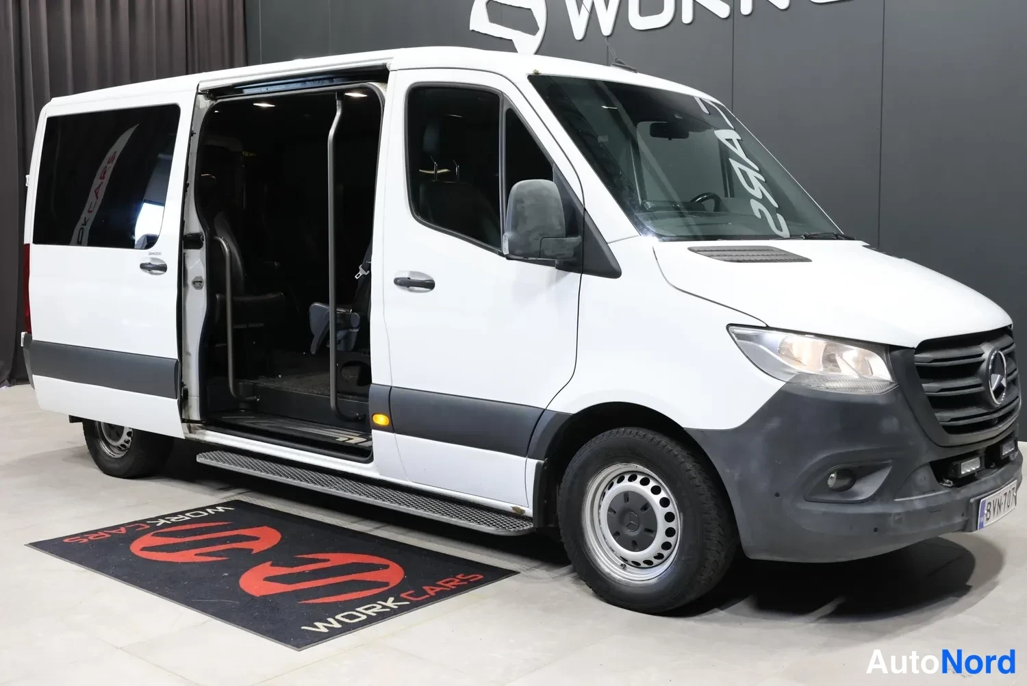 Valkoinen Mercedes-Benz Sprinter 2019, etuviisto, keula vasemmalle, kuva 2