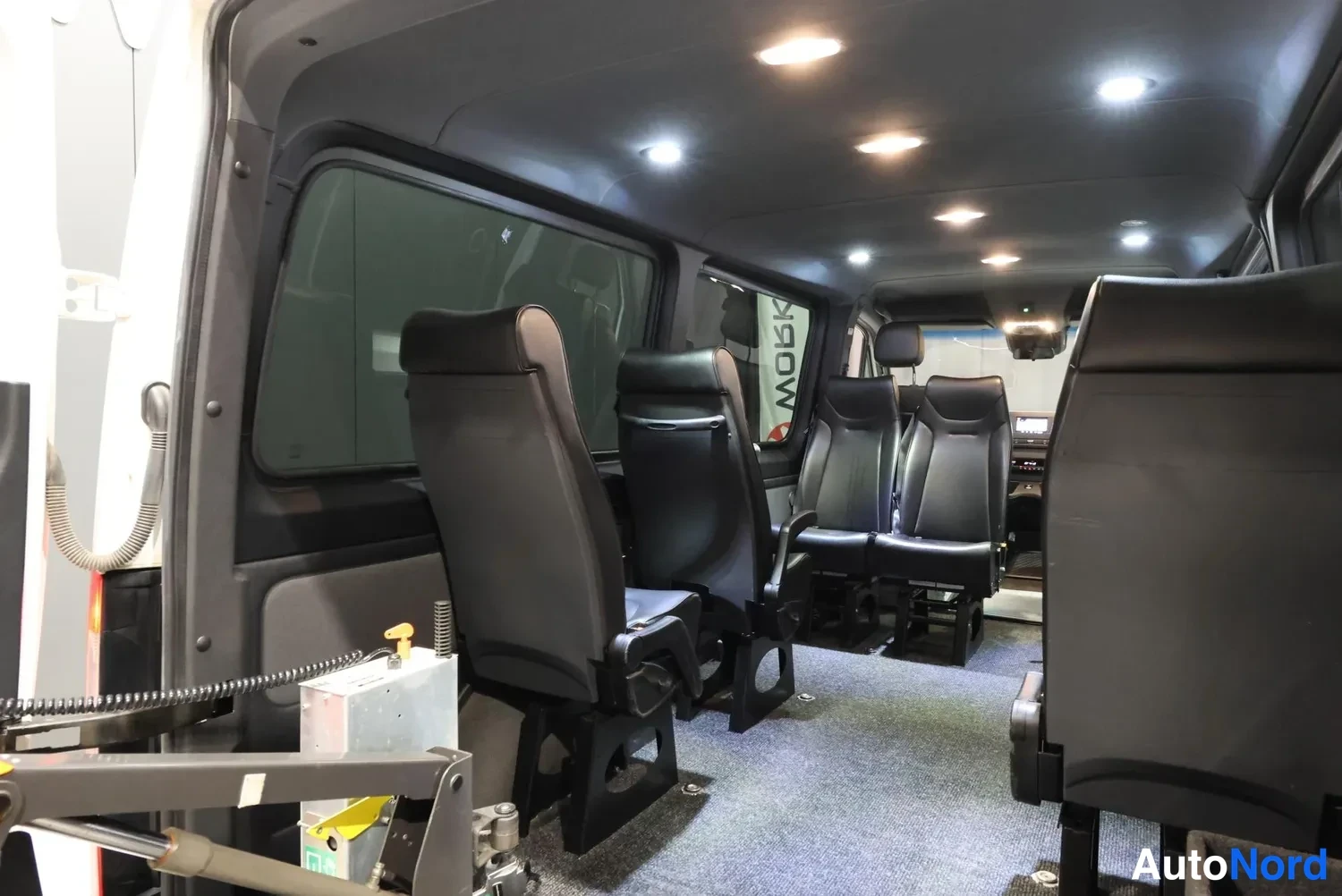Valkoinen Mercedes-Benz Sprinter 2019, ohjaamo, kuva 15