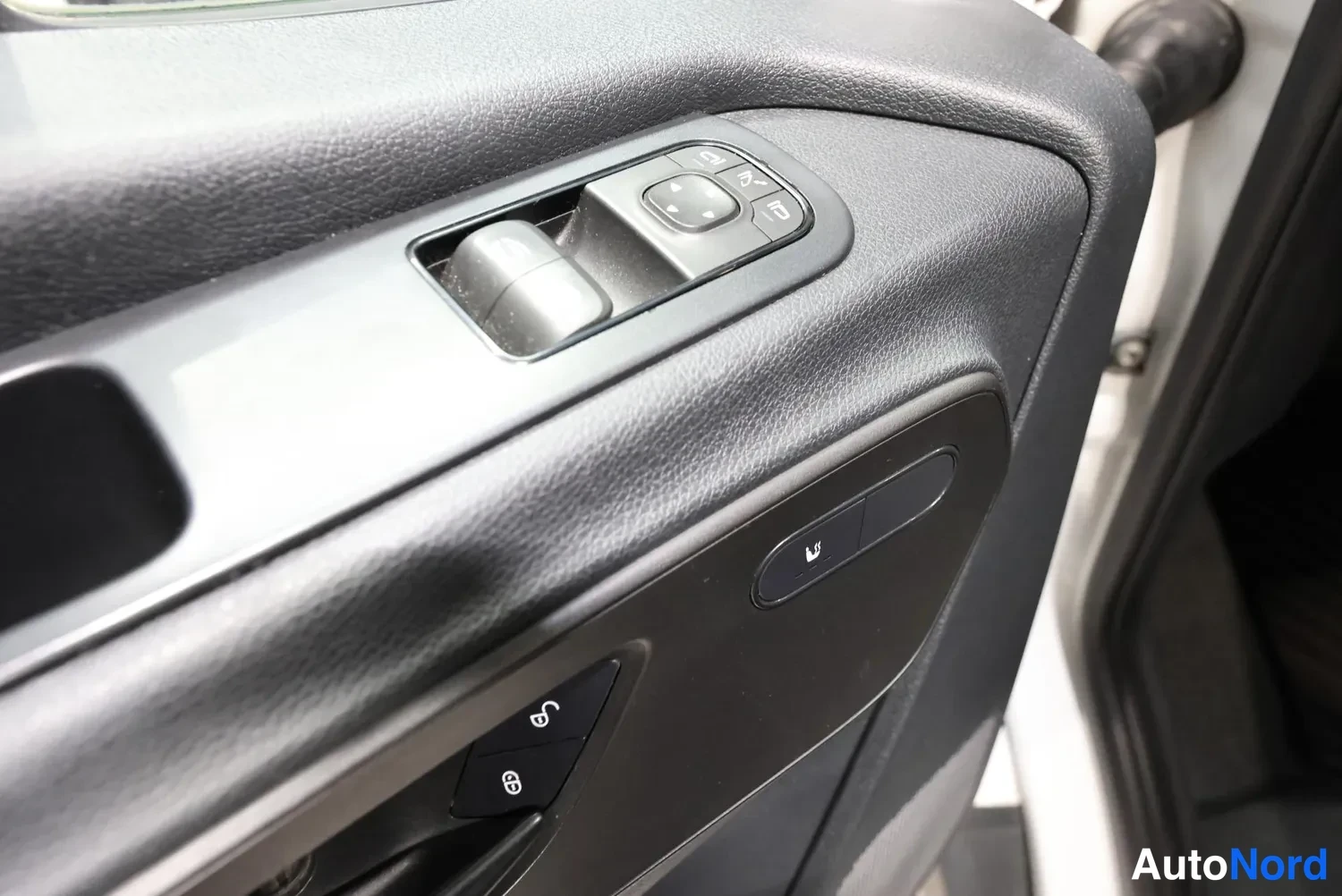 Valkoinen Mercedes-Benz Sprinter 2019, yksityiskohta, kuva 21