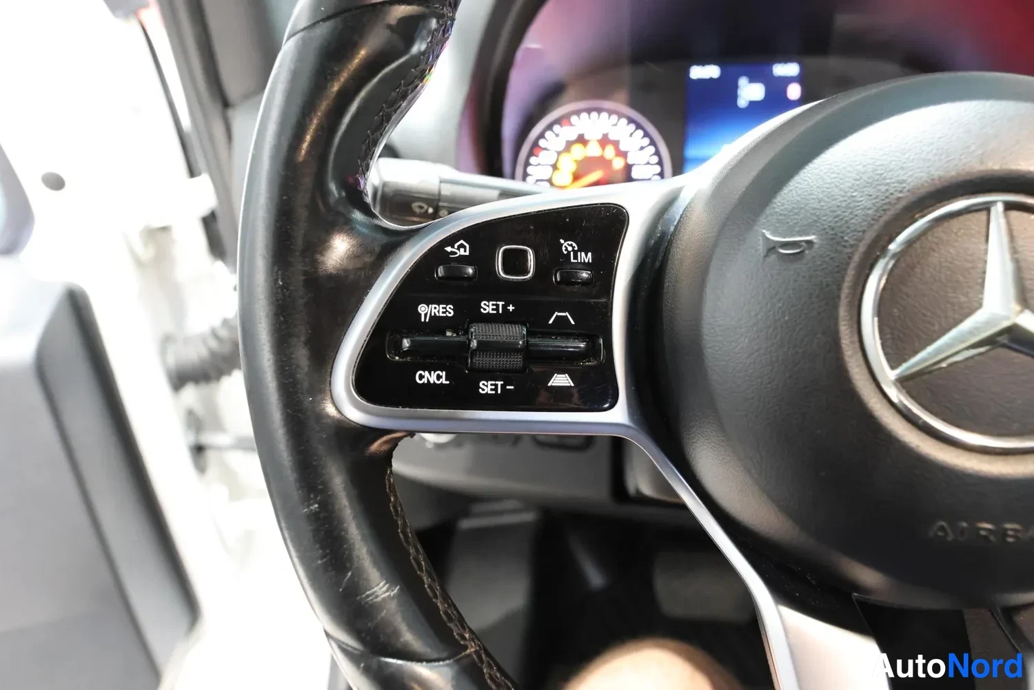 Valkoinen Mercedes-Benz Sprinter 2019, yksityiskohta, kuva 30