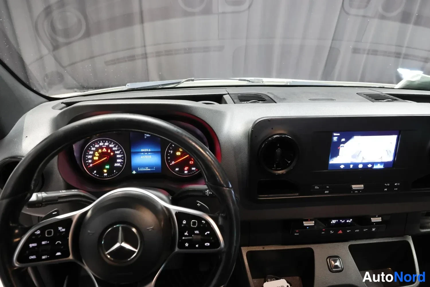 Valkoinen Mercedes-Benz Sprinter 2019, ohjaamo, kuva 14