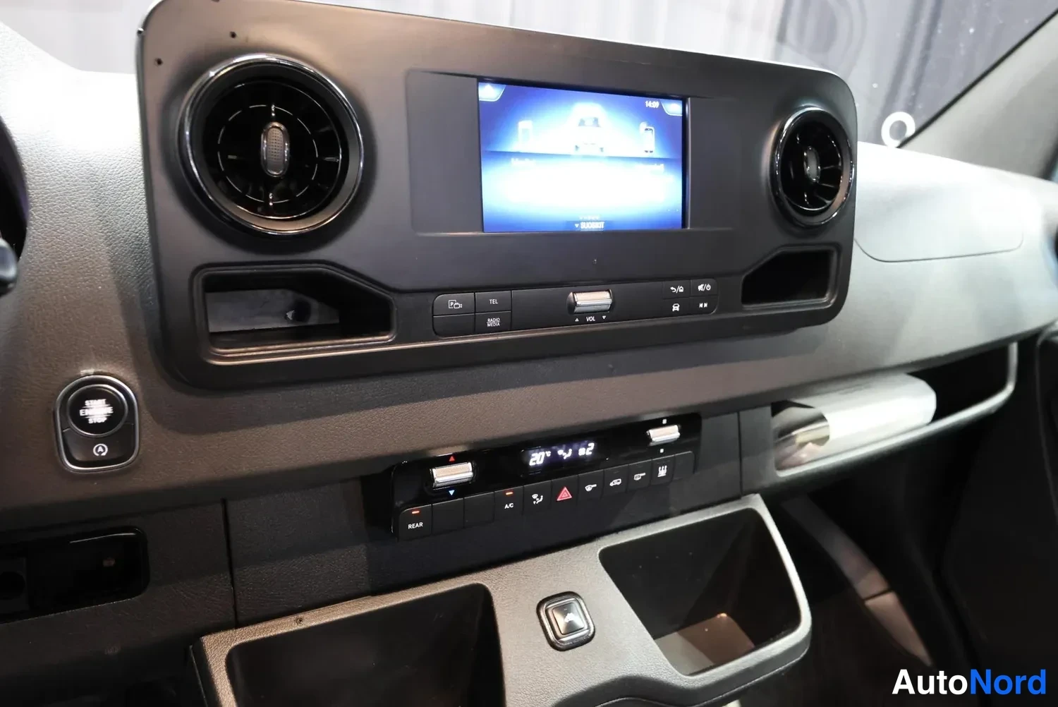 Valkoinen Mercedes-Benz Sprinter 2019, yksityiskohta, kuva 24