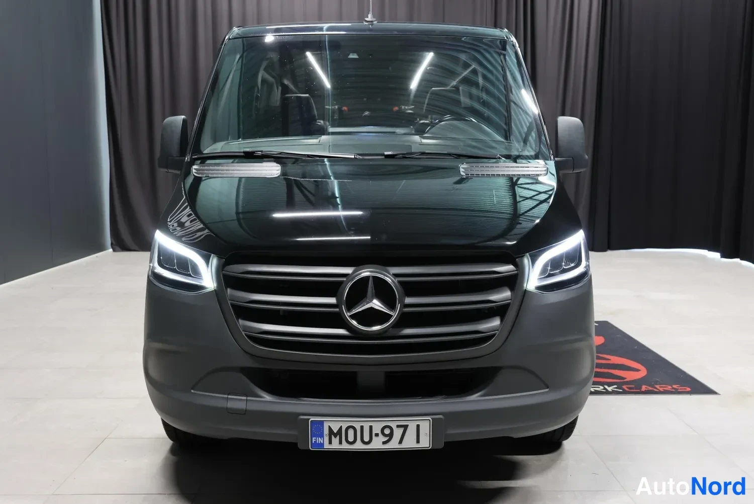 Musta Mercedes-Benz Sprinter 2023, edestä, kuva 5