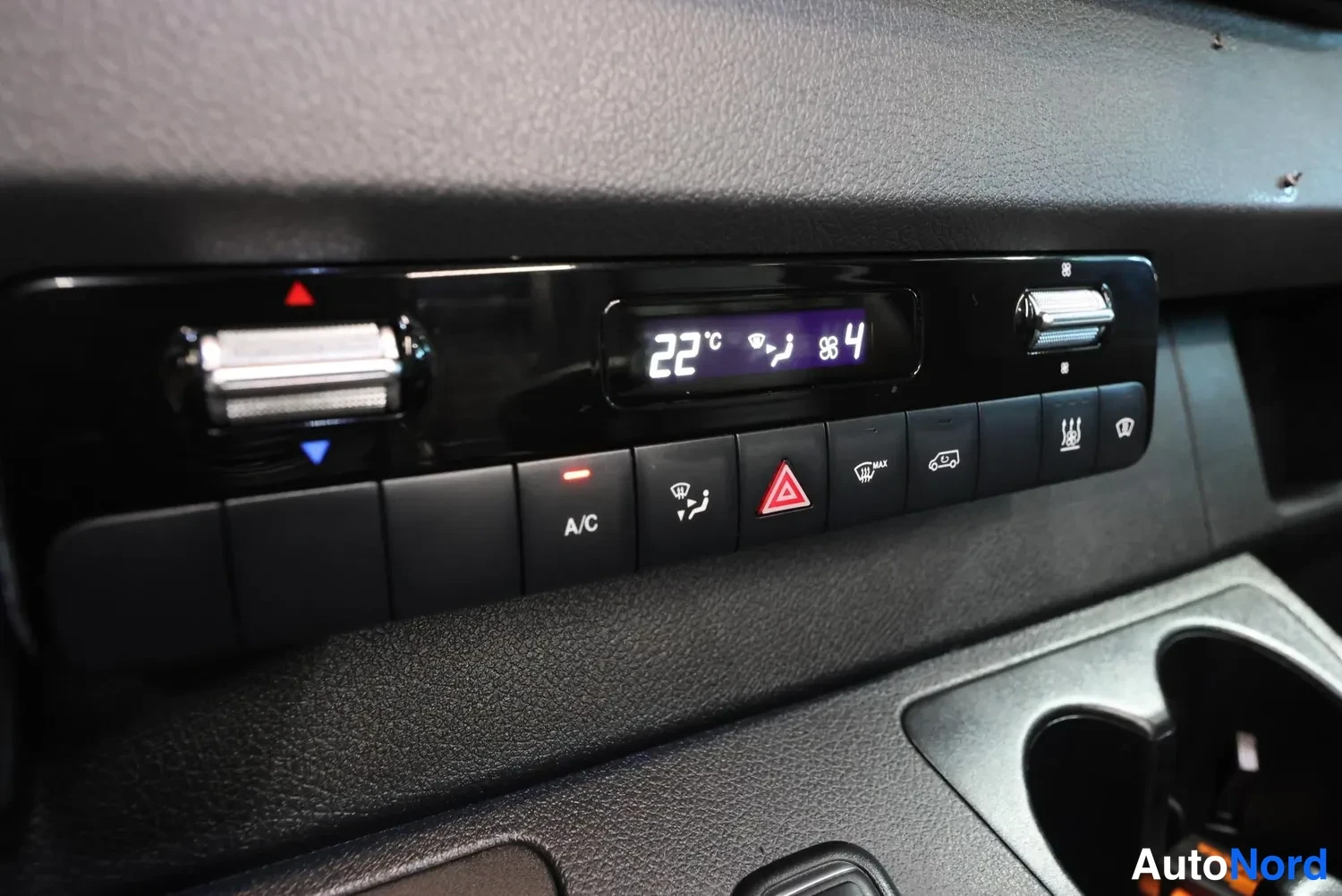 Musta Mercedes-Benz Sprinter 2023, yksityiskohta, kuva 29