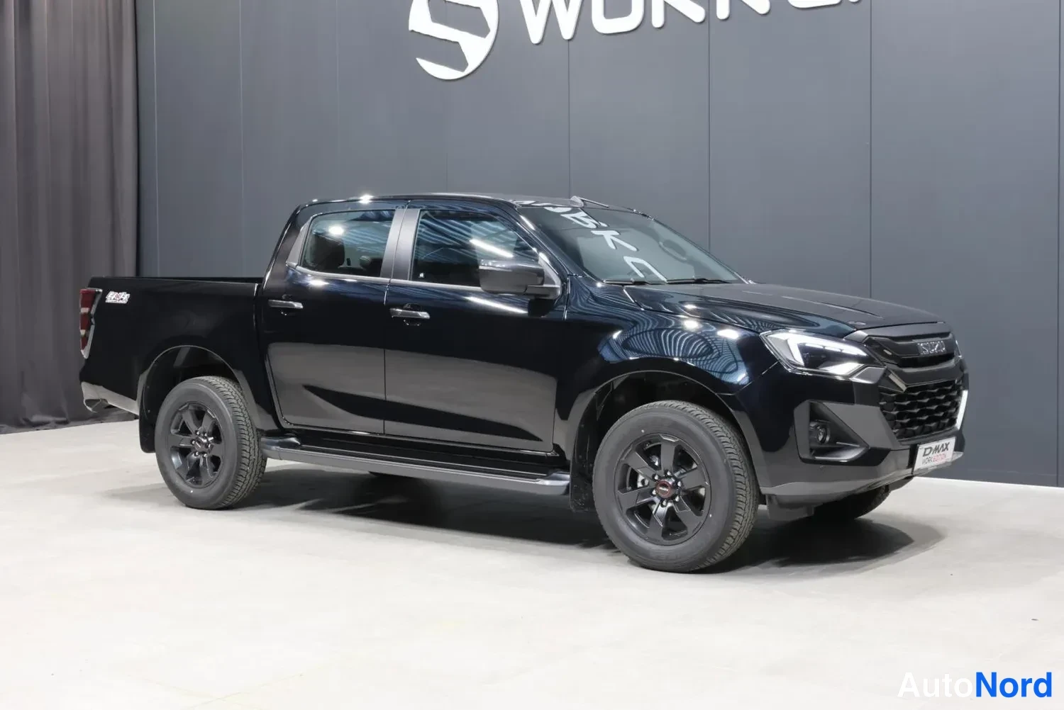 Musta Isuzu D-MAX 2026, etuviisto, keula oikealle, kuva 2