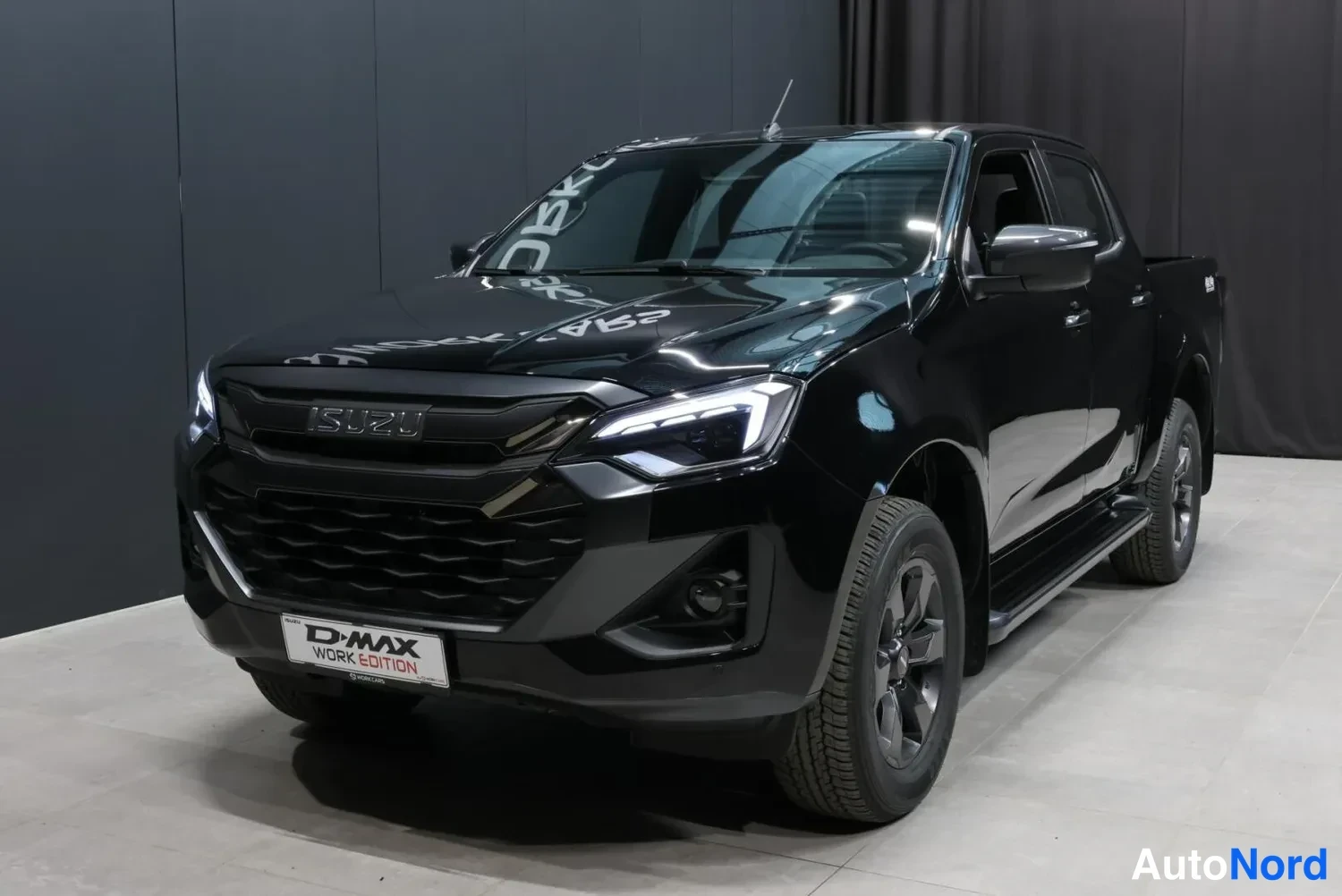 Musta Isuzu D-MAX 2026, etuviisto, keula oikealle, kuva 3