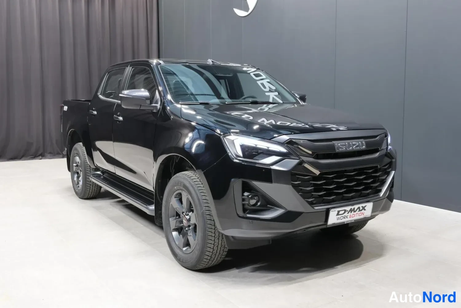 Musta Isuzu D-MAX 2026, etuviisto, keula oikealle, kuva 4