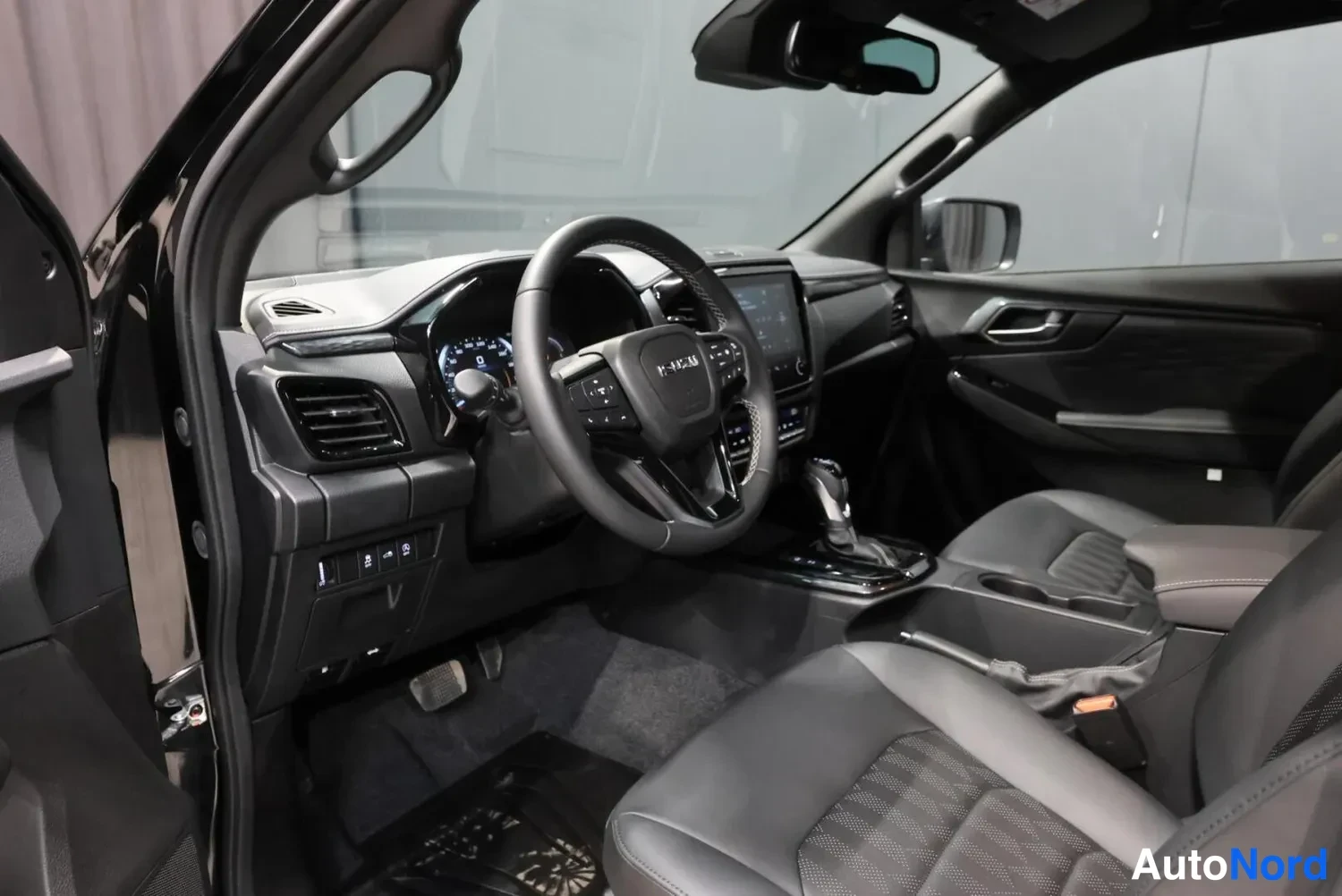 Musta Isuzu D-MAX 2026, ohjaamo, kuva 12