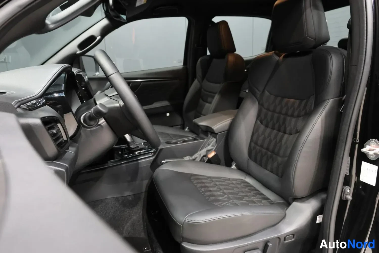 Musta Isuzu D-MAX 2026, etuistuimet, kuva 18