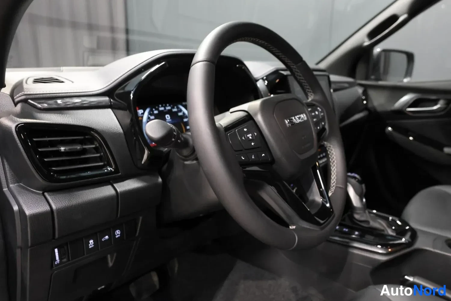 Musta Isuzu D-MAX 2026, ohjaamo, kuva 13