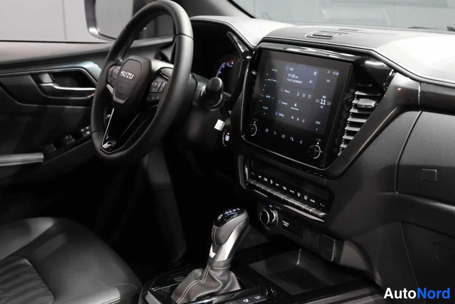 Musta Isuzu D-MAX 2026, ohjaamo, kuva 17