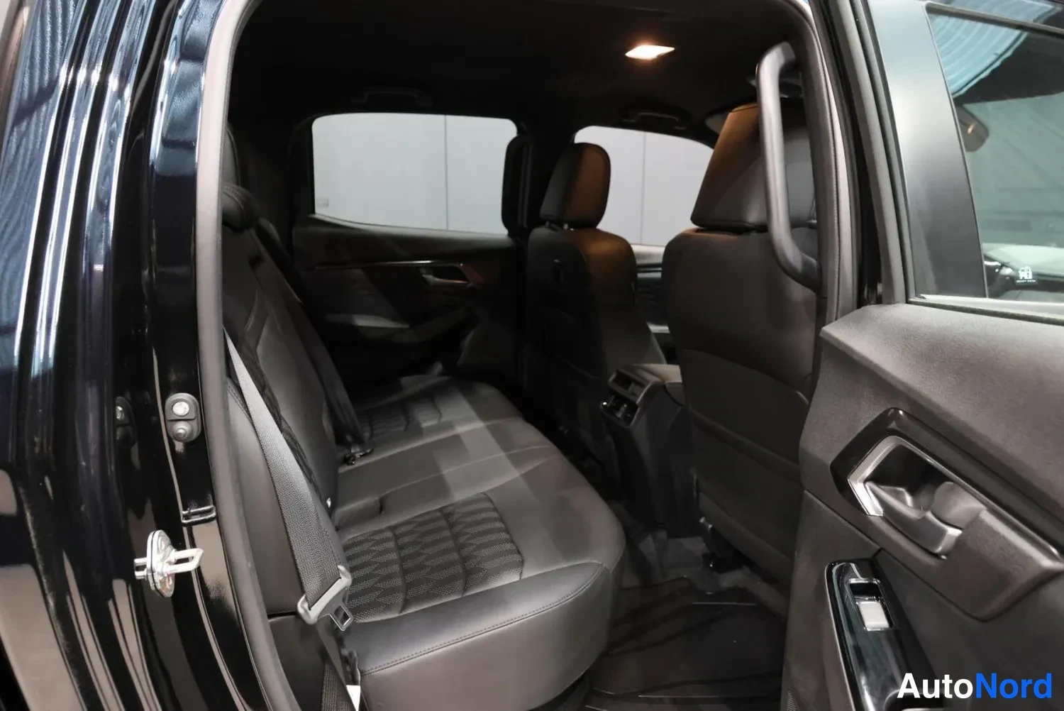 Musta Isuzu D-MAX 2026, takaistuimet, kuva 20