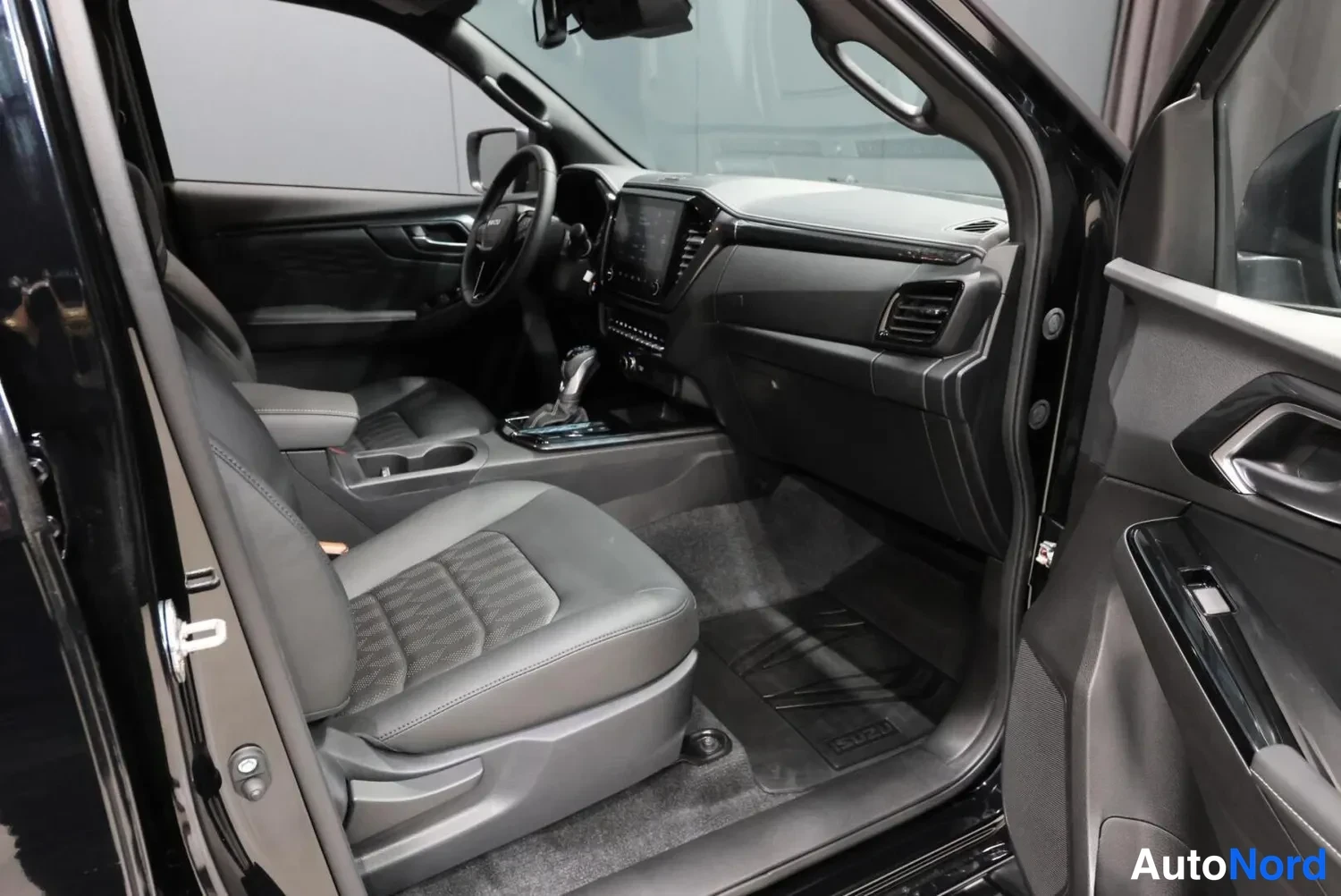 Musta Isuzu D-MAX 2026, etuistuimet, kuva 19