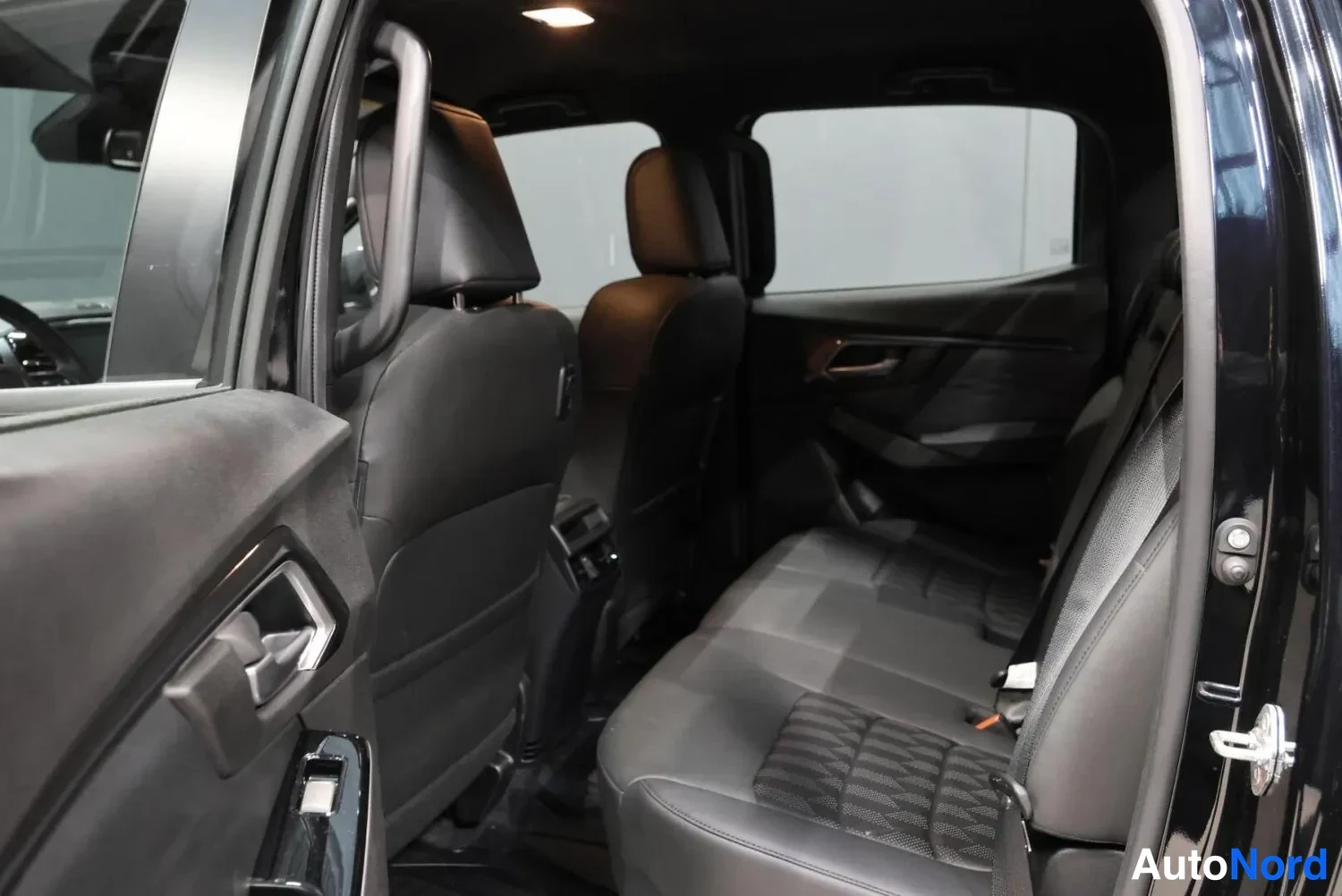 Musta Isuzu D-MAX 2026, takaistuimet, kuva 21