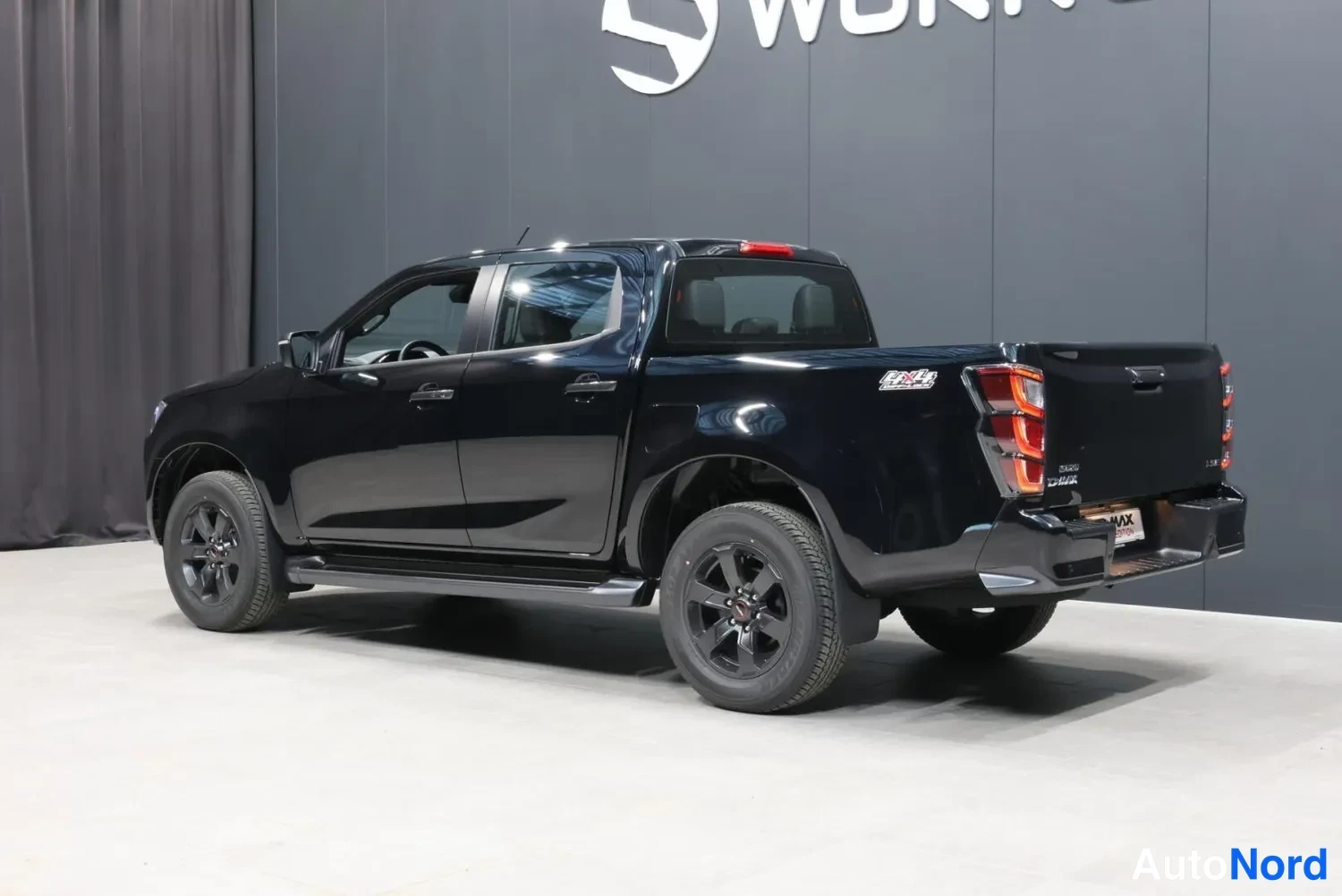 Musta Isuzu D-MAX 2026, takaviisto, kuva 7