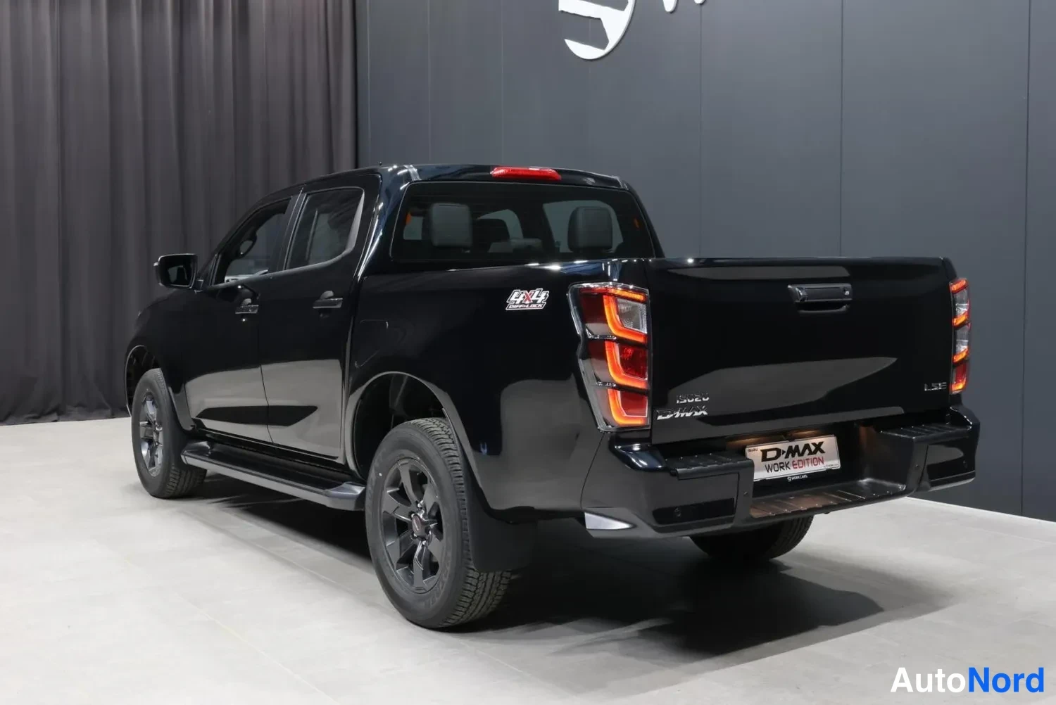 Musta Isuzu D-MAX 2026, takaviisto, kuva 8
