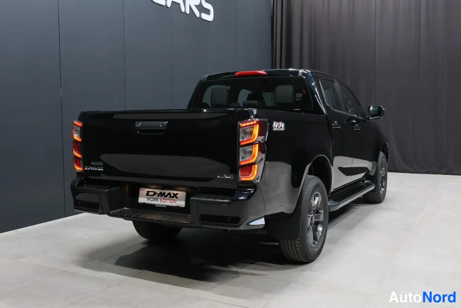 Musta Isuzu D-MAX 2026, takaviisto, kuva 9