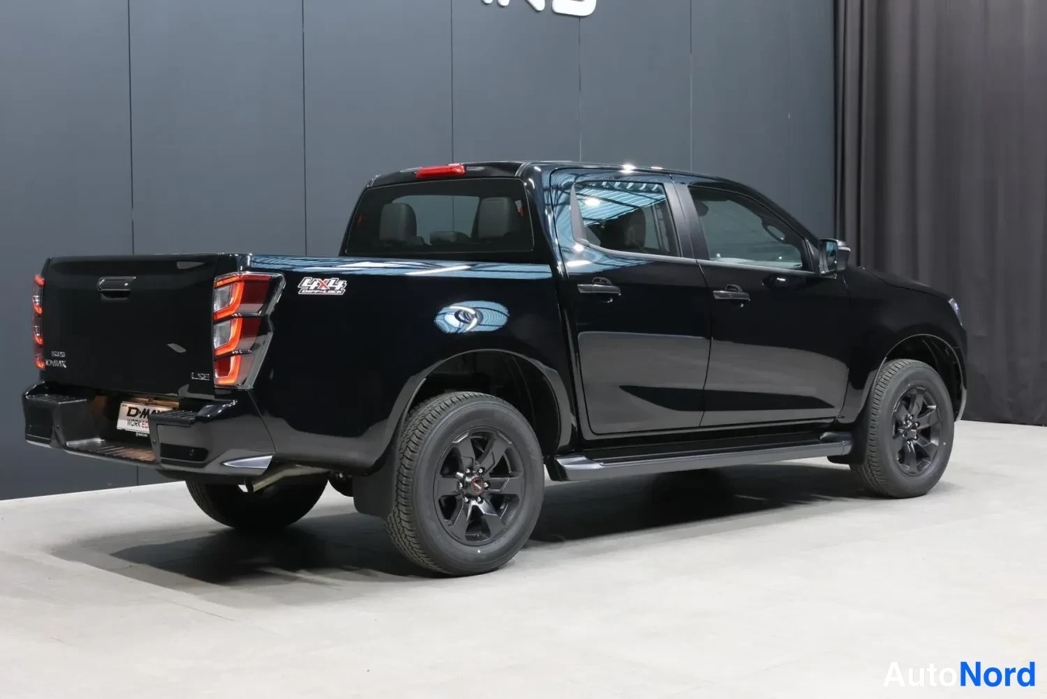 Musta Isuzu D-MAX 2026, takaviisto, kuva 10