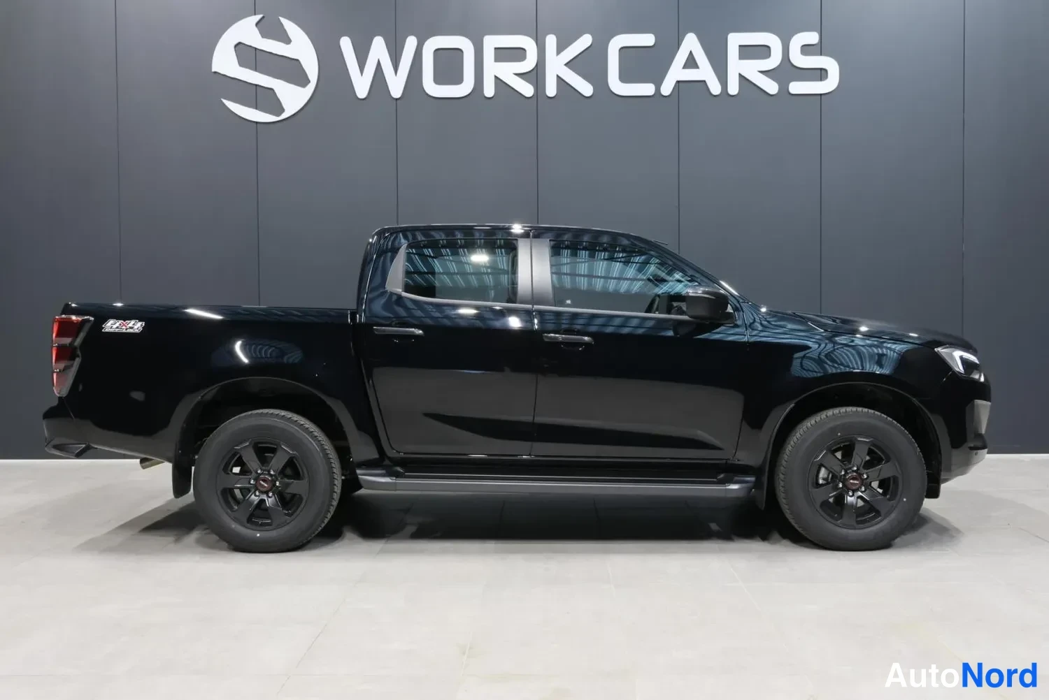 Musta Isuzu D-MAX 2026, sivulta, kuva 6