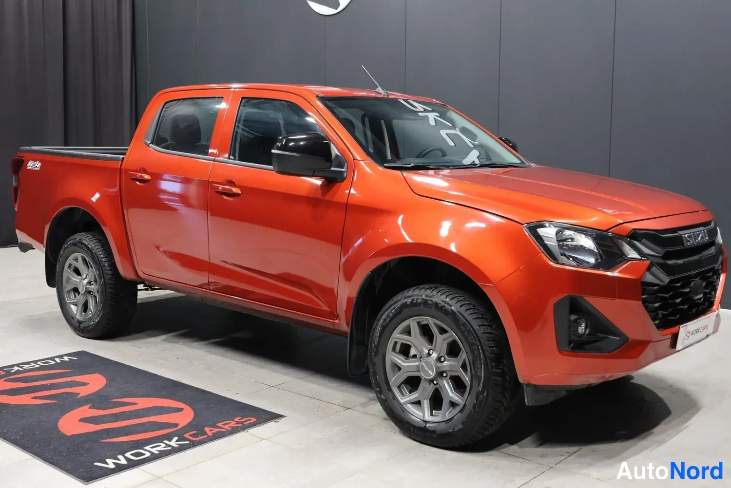 Oranssi Isuzu D-Max 2026, etuviisto, keula oikealle, kuva 3