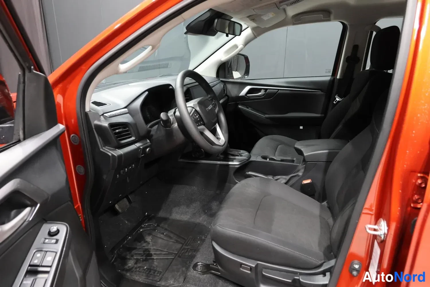 Oranssi Isuzu D-Max 2026, ohjaamo, kuva 12