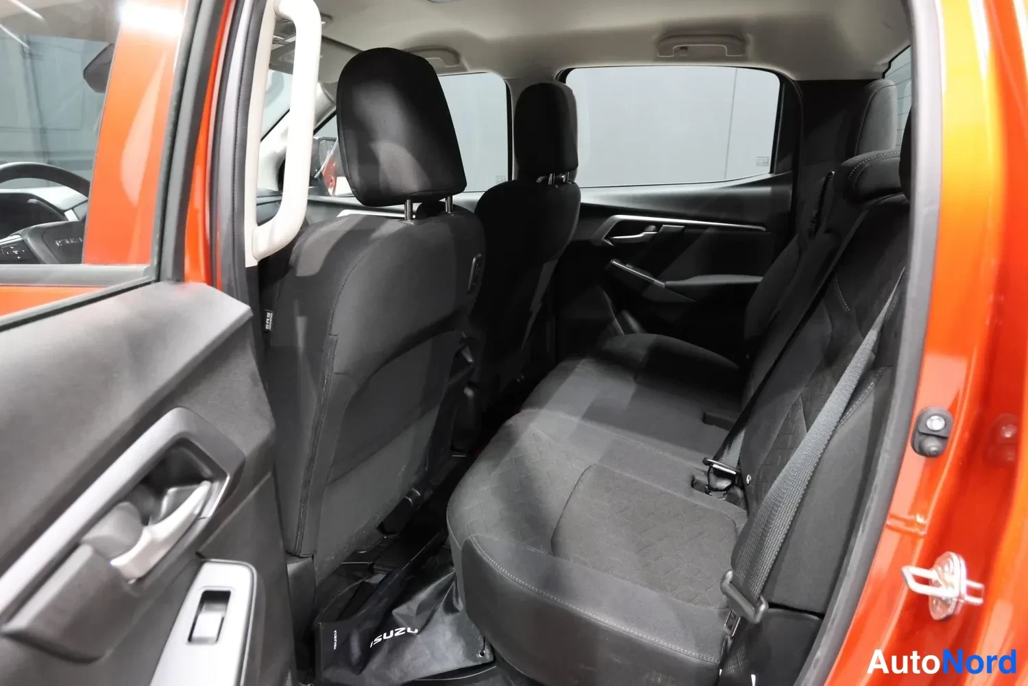 Oranssi Isuzu D-Max 2026, takaistuimet, kuva 14