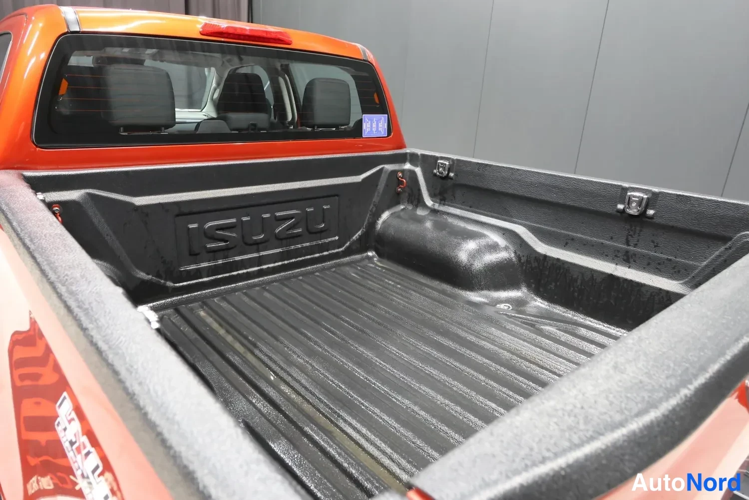 Oranssi Isuzu D-Max 2026, tavaratila, kuva 15