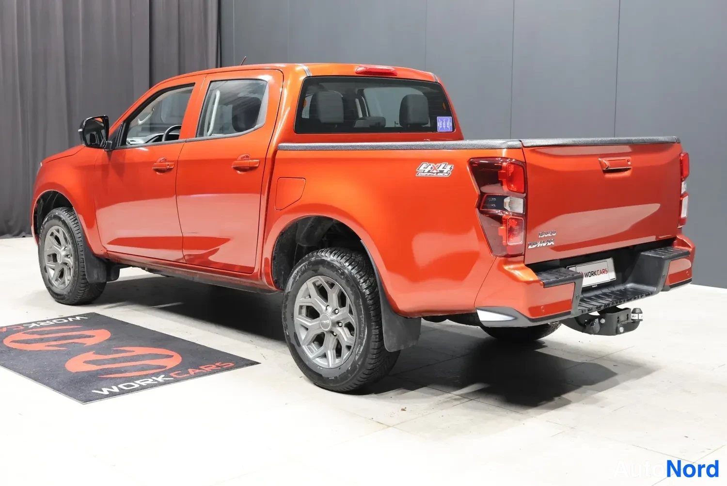 Oranssi Isuzu D-Max 2026, takaviisto, kuva 8