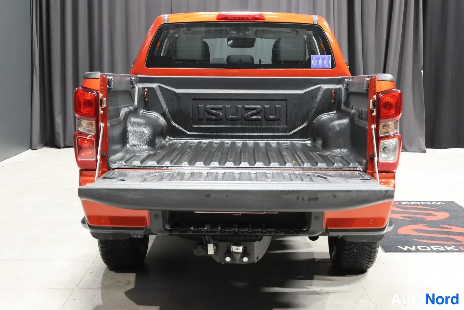 Oranssi Isuzu D-Max 2026, takaa, kuva 11