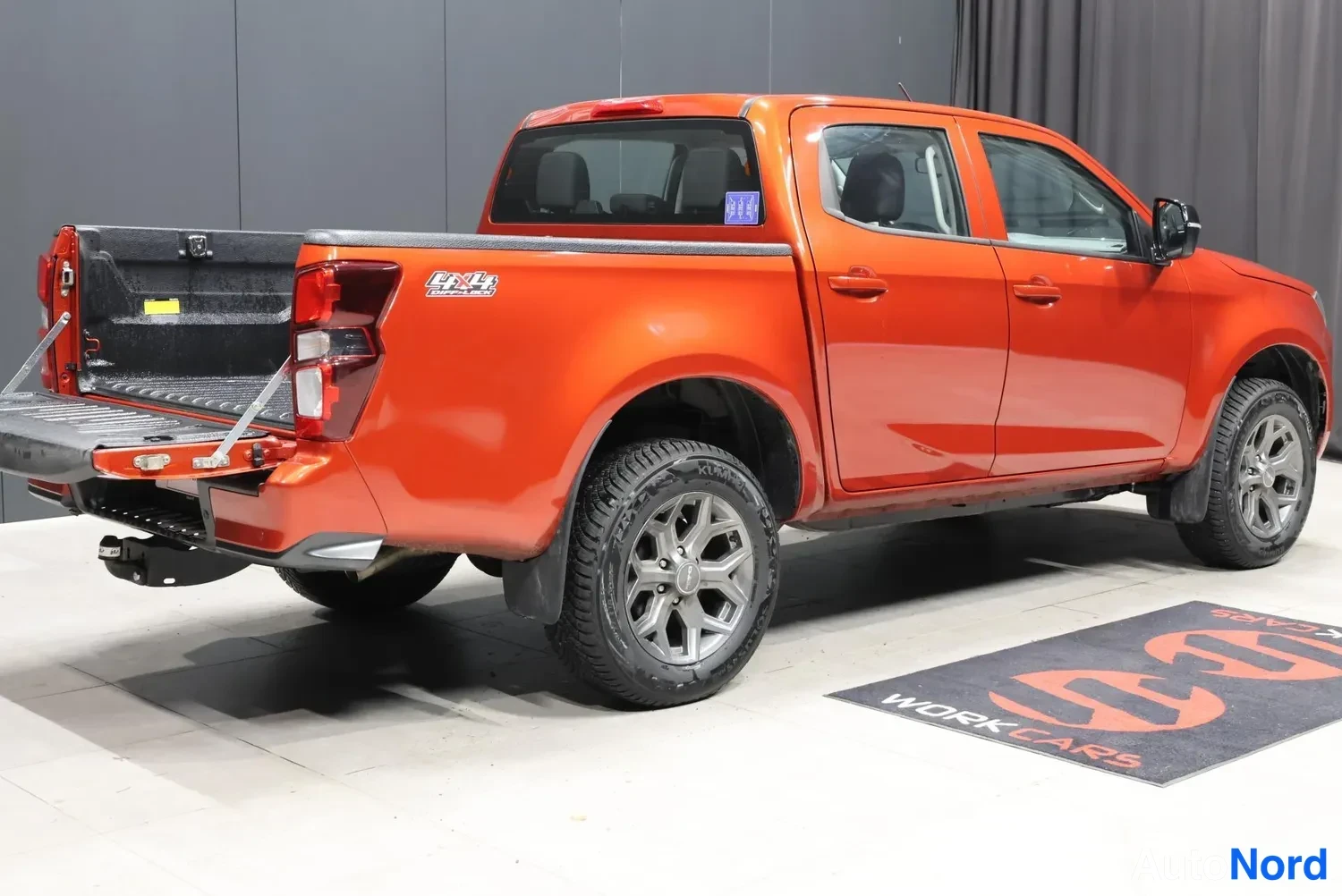 Oranssi Isuzu D-Max 2026, takaviisto, kuva 9