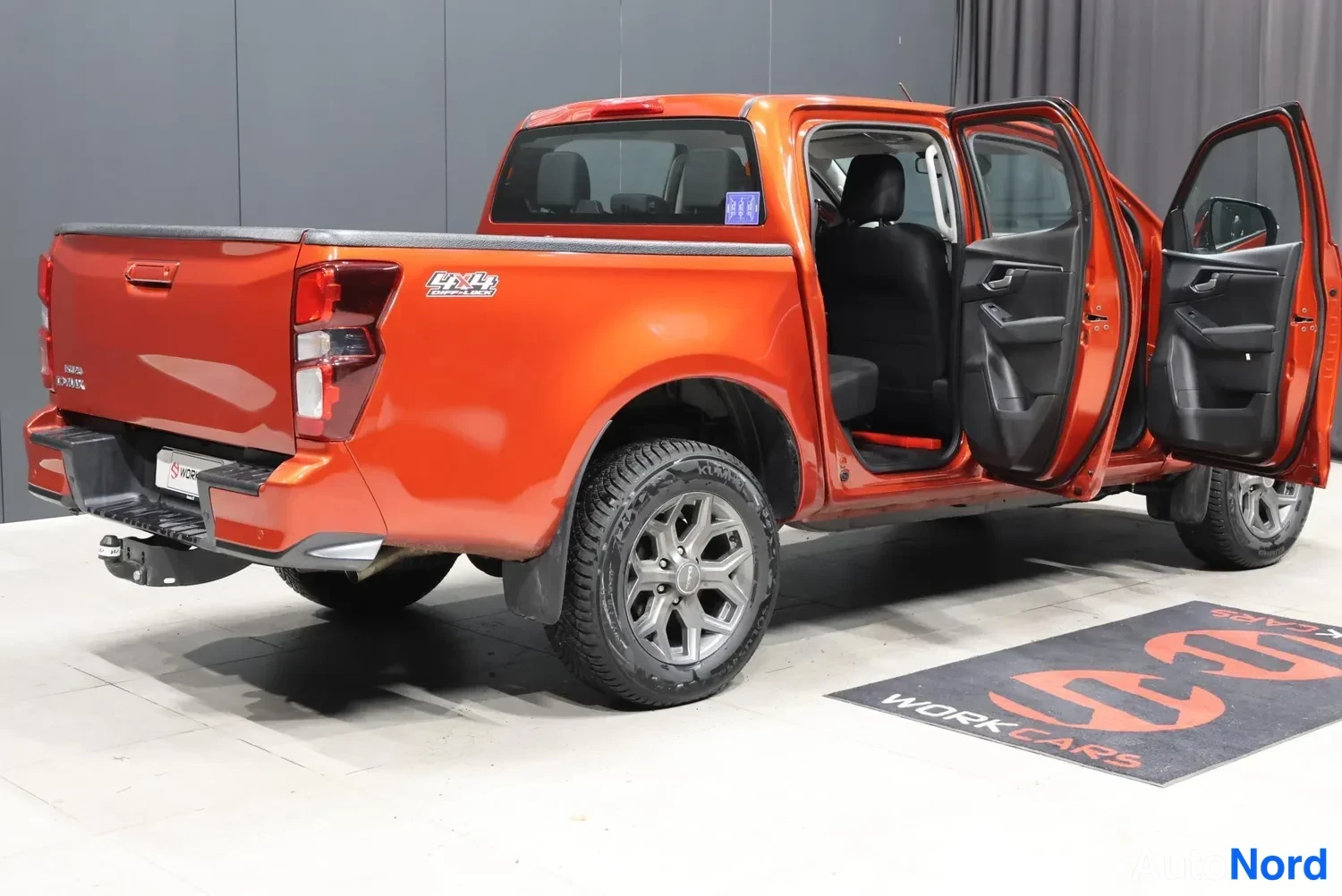 Oranssi Isuzu D-Max 2026, takaviisto, kuva 7