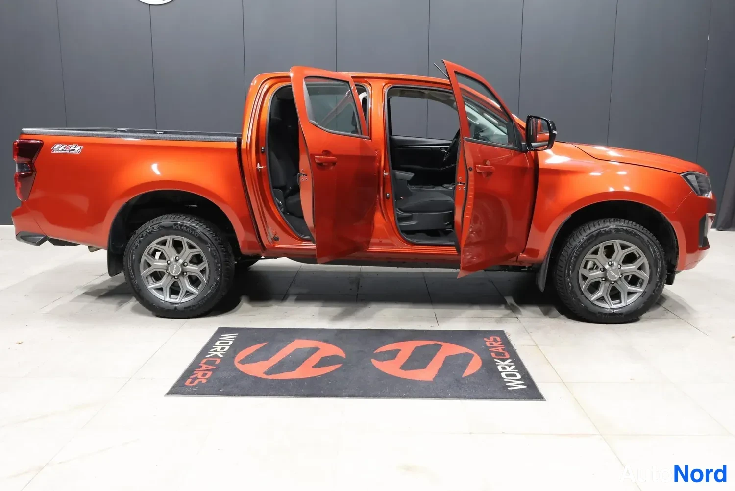 Oranssi Isuzu D-Max 2026, etuviisto, keula oikealle, kuva 2