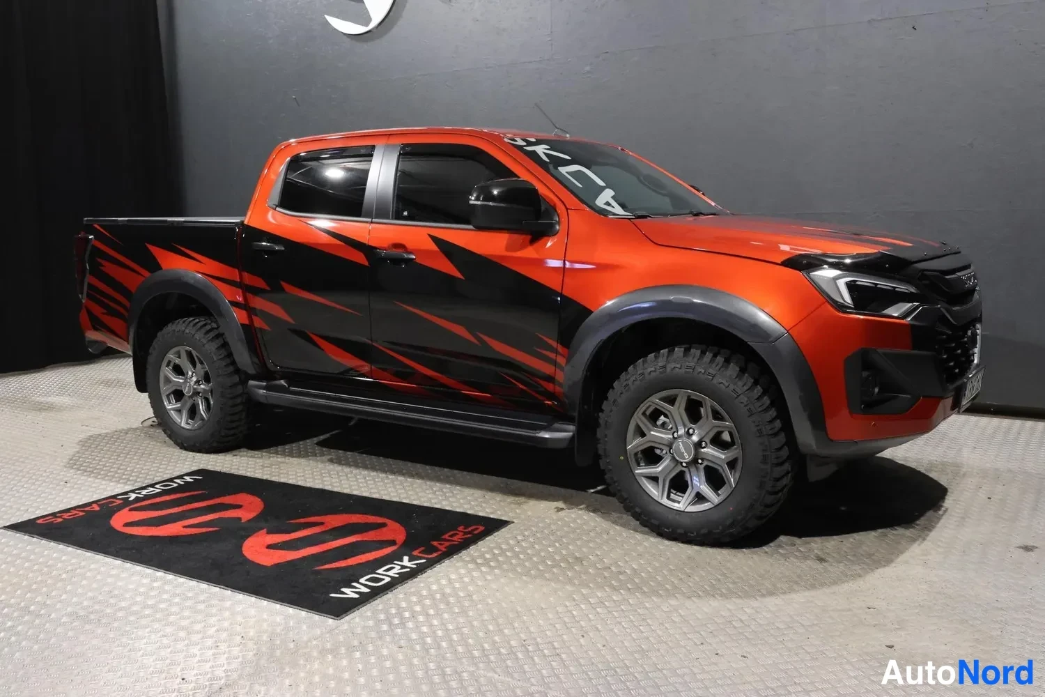 Oranssi Isuzu D-Max 2026, etuviisto, keula oikealle, kuva 4