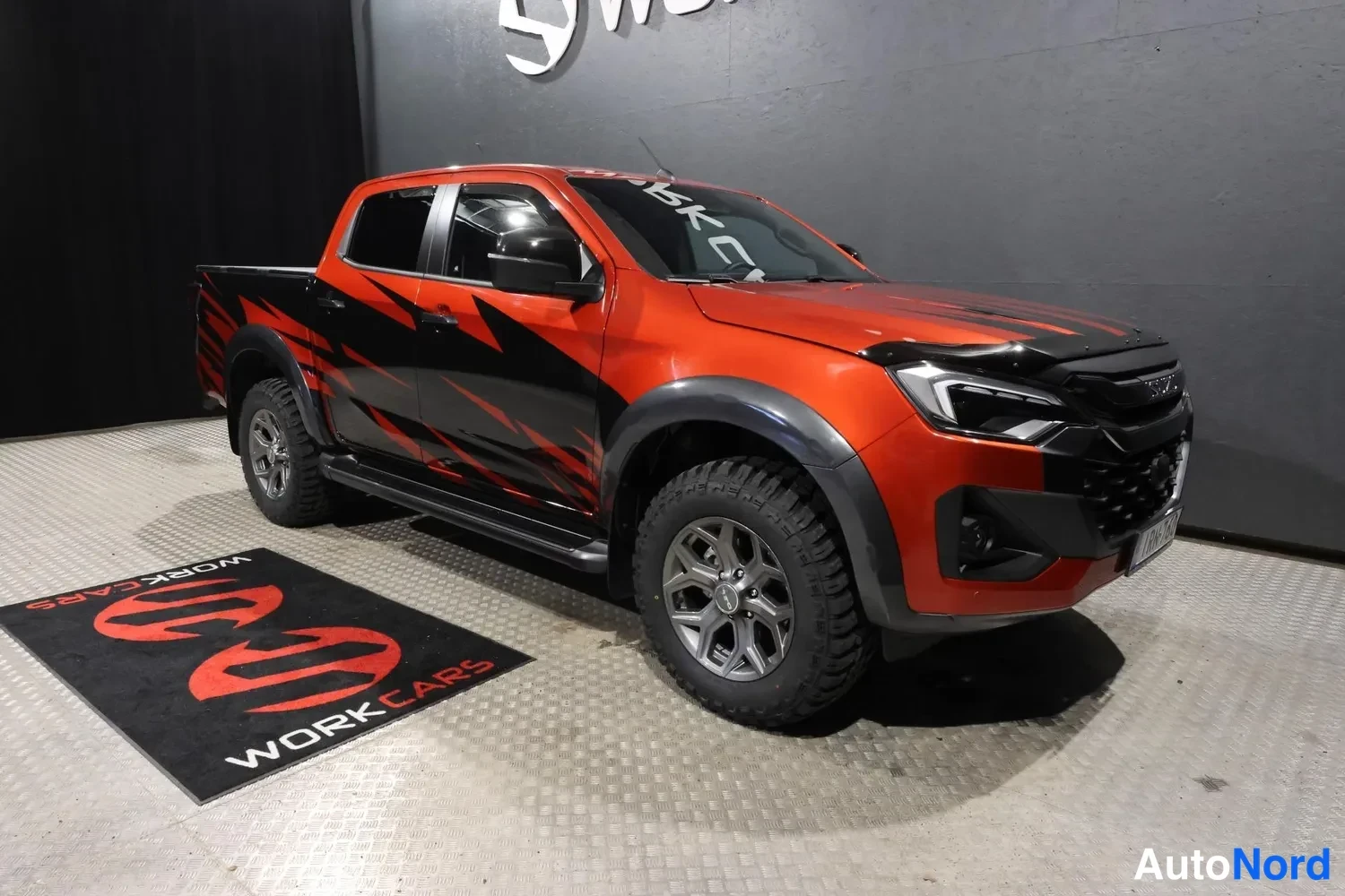Oranssi Isuzu D-Max 2026, etuviisto, keula oikealle, kuva 5