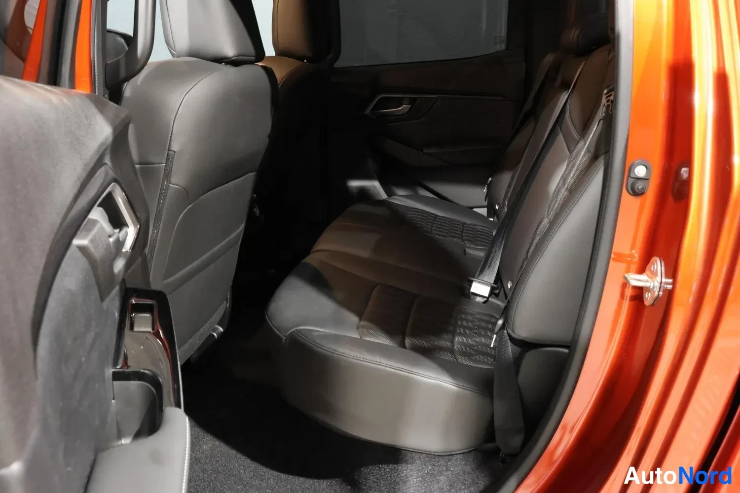 Oranssi Isuzu D-Max 2026, takaistuimet, kuva 16