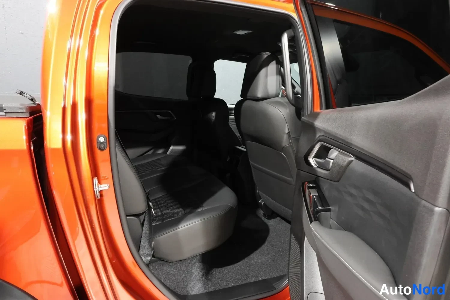 Oranssi Isuzu D-Max 2026, takaistuimet, kuva 17
