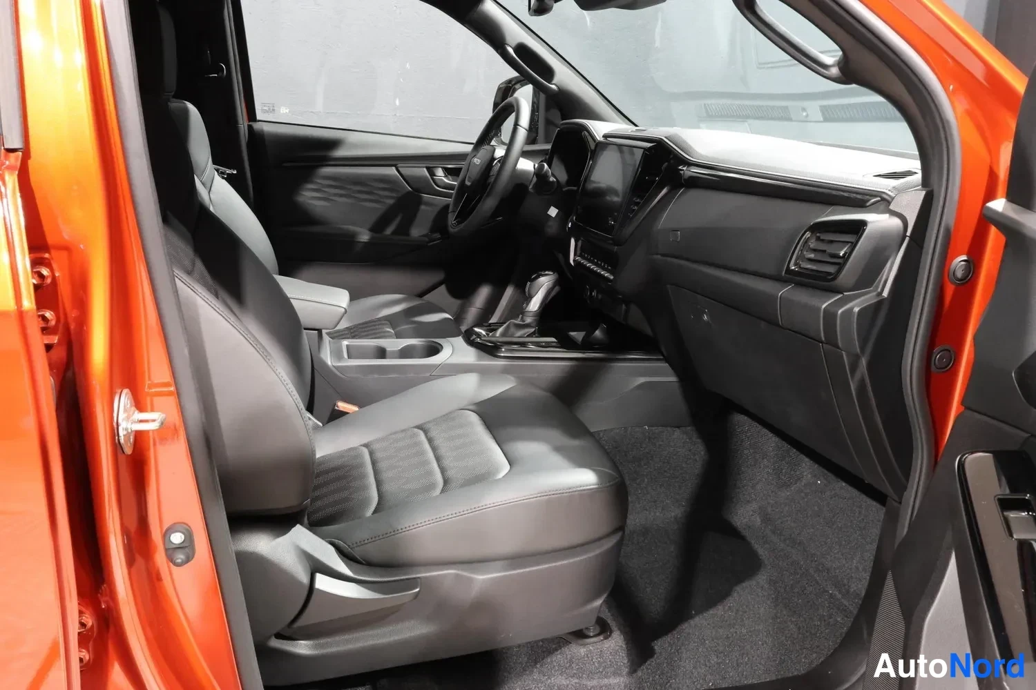 Oranssi Isuzu D-Max 2026, ohjaamo, kuva 15