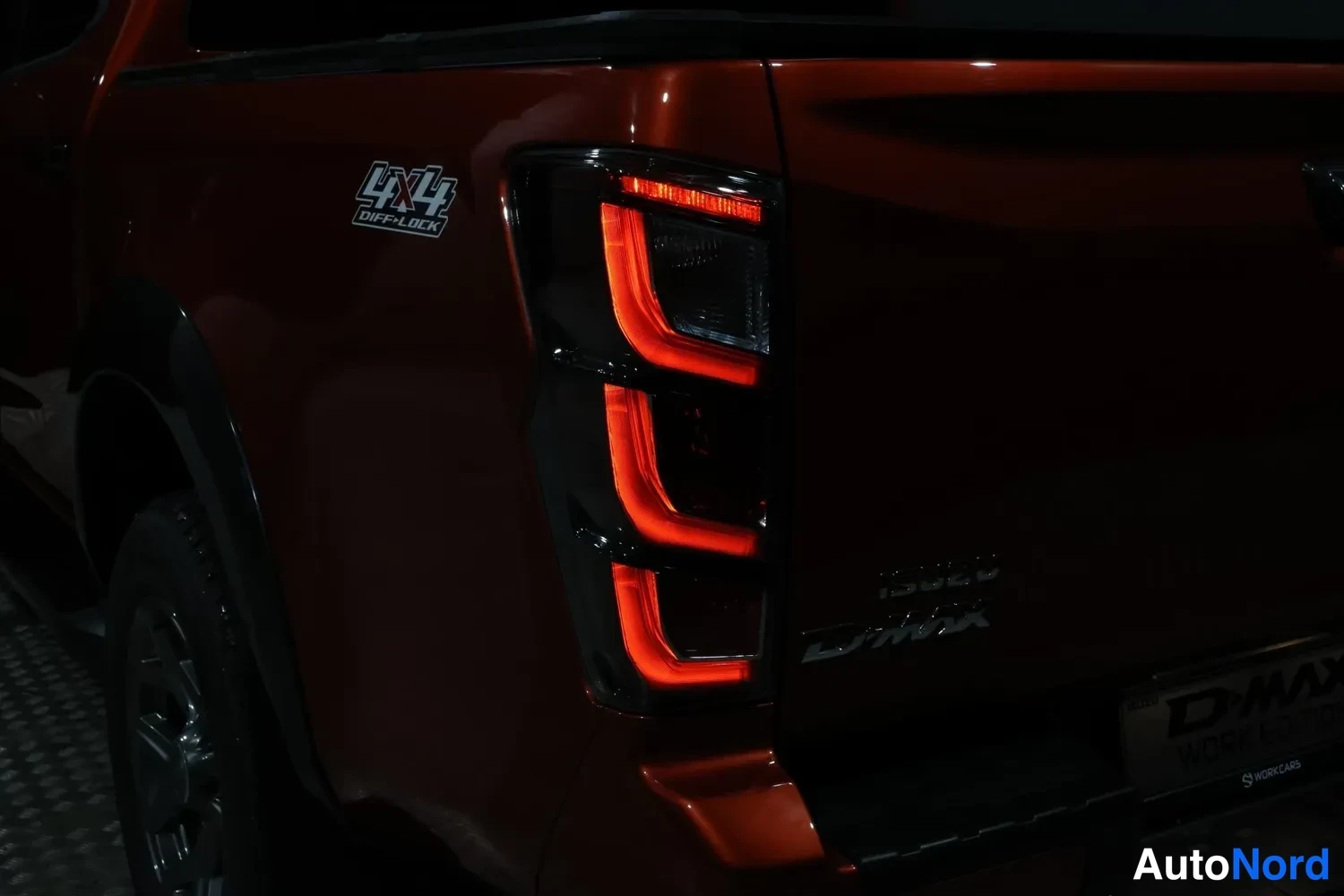 Oranssi Isuzu D-Max 2026, takaviisto, kuva 12