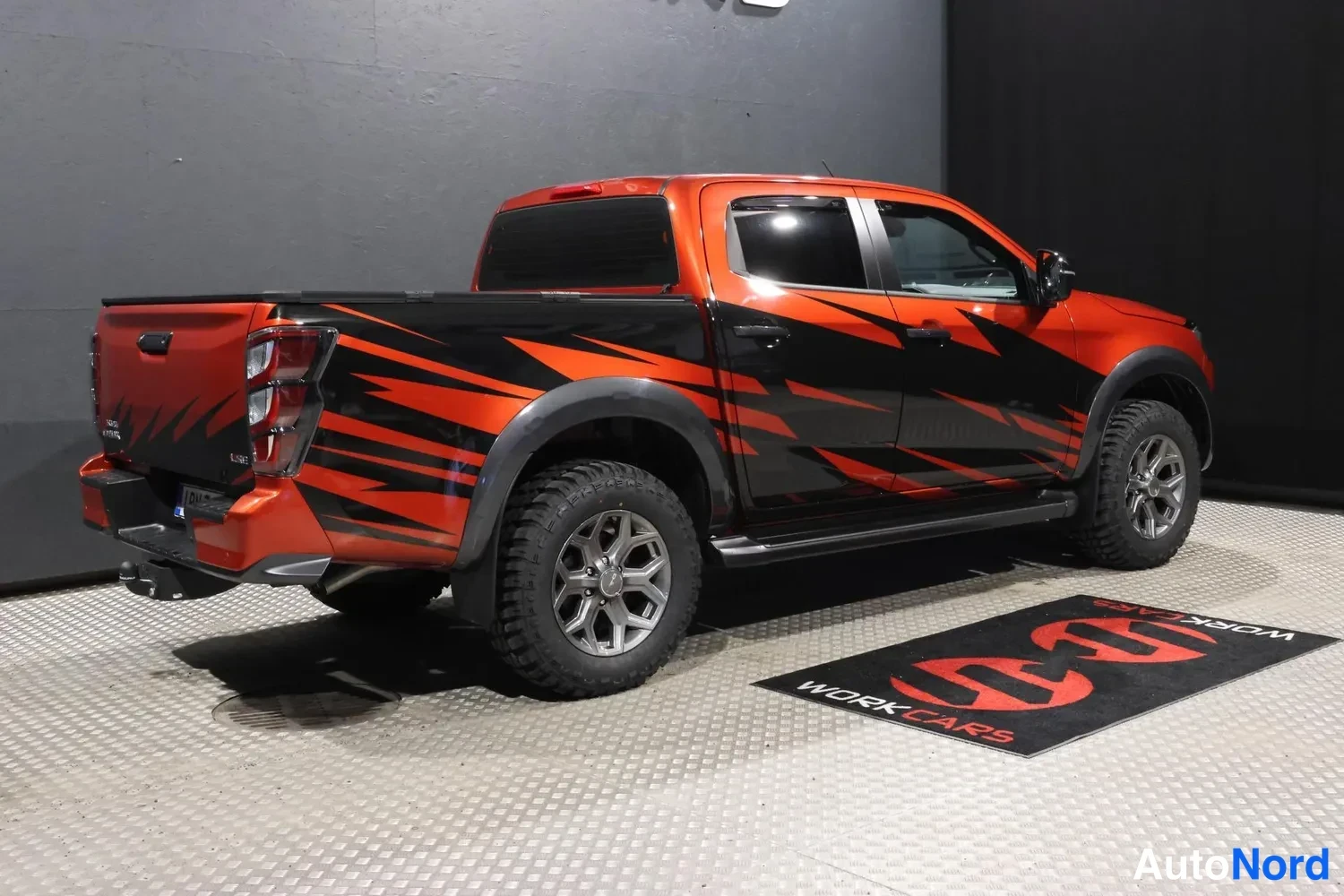 Oranssi Isuzu D-Max 2026, takaviisto, kuva 8
