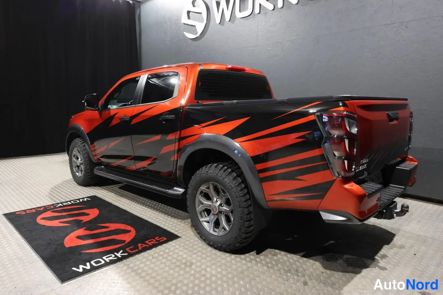 Oranssi Isuzu D-Max 2026, takaviisto, kuva 10