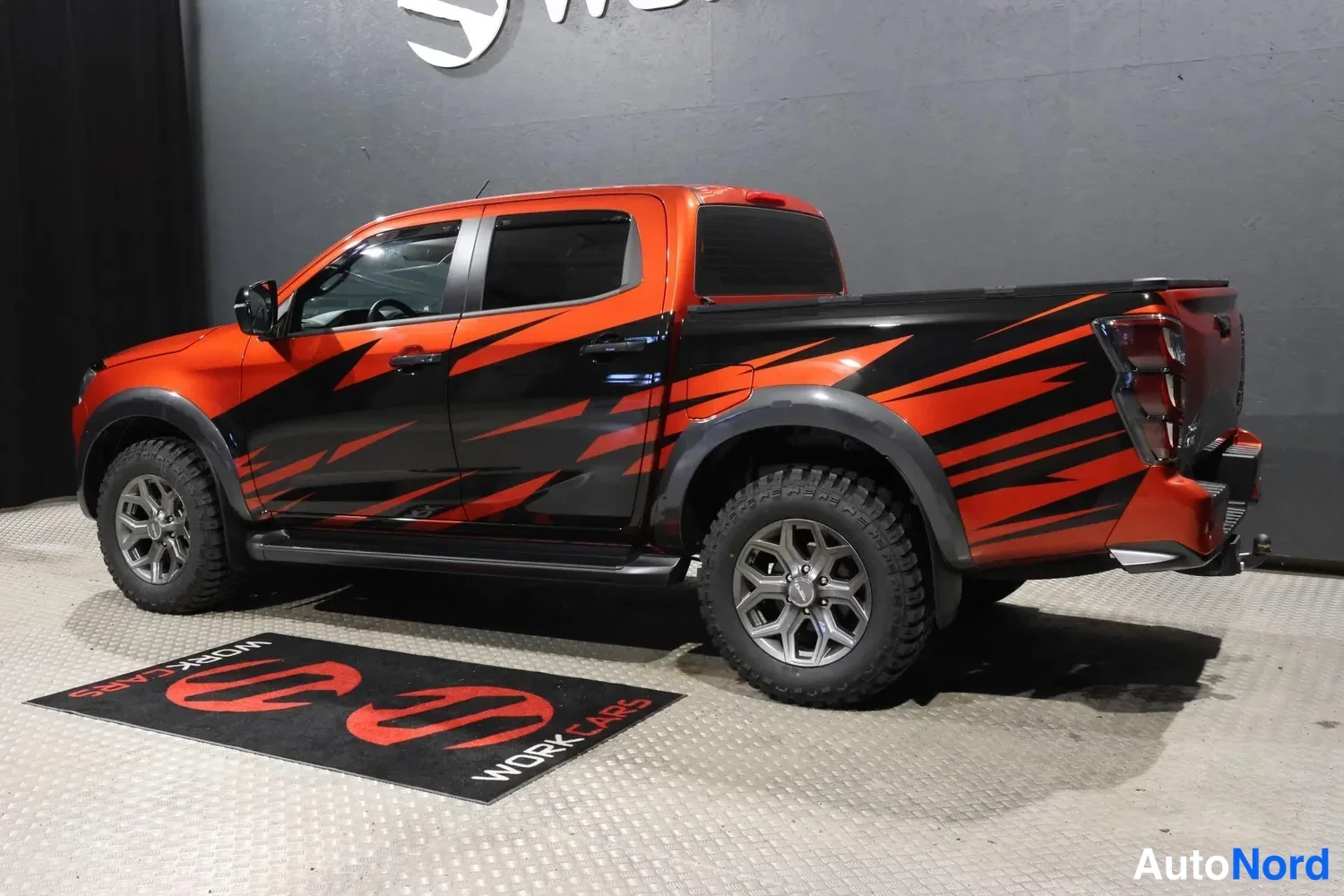 Oranssi Isuzu D-Max 2026, takaviisto, kuva 11