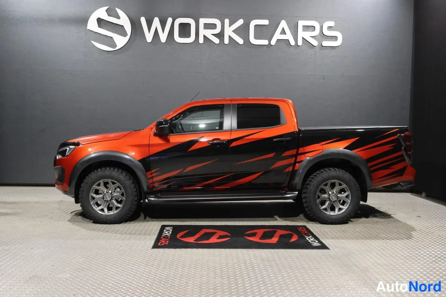 Oranssi Isuzu D-Max 2026, etuviisto, keula vasemmalle, kuva 2