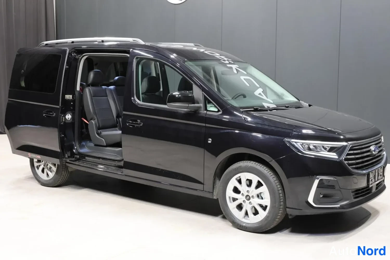 Musta Ford Tourneo 2026, etuviisto, keula oikealle, kuva 5