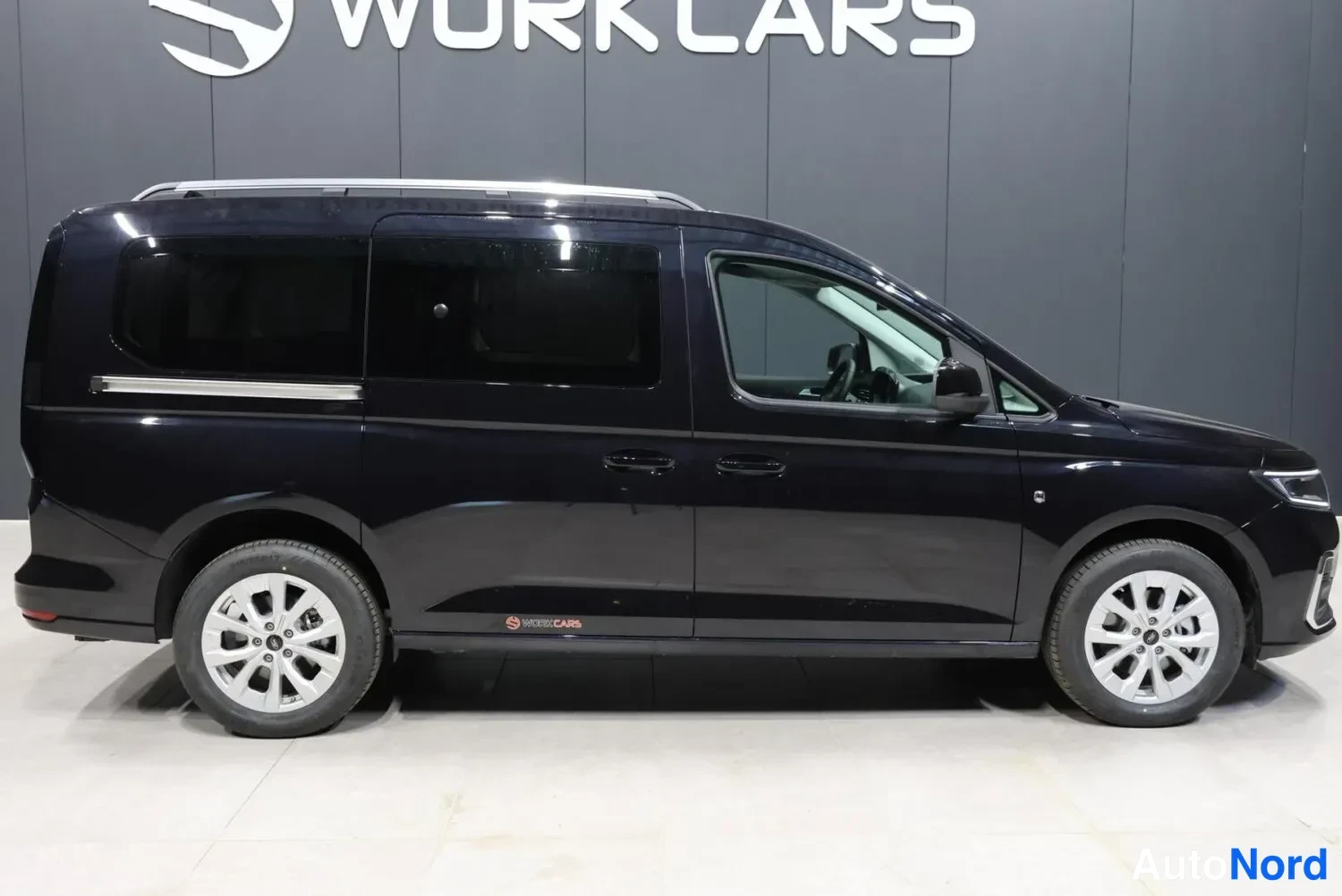 Musta Ford Tourneo 2026, etuviisto, keula oikealle, kuva 9