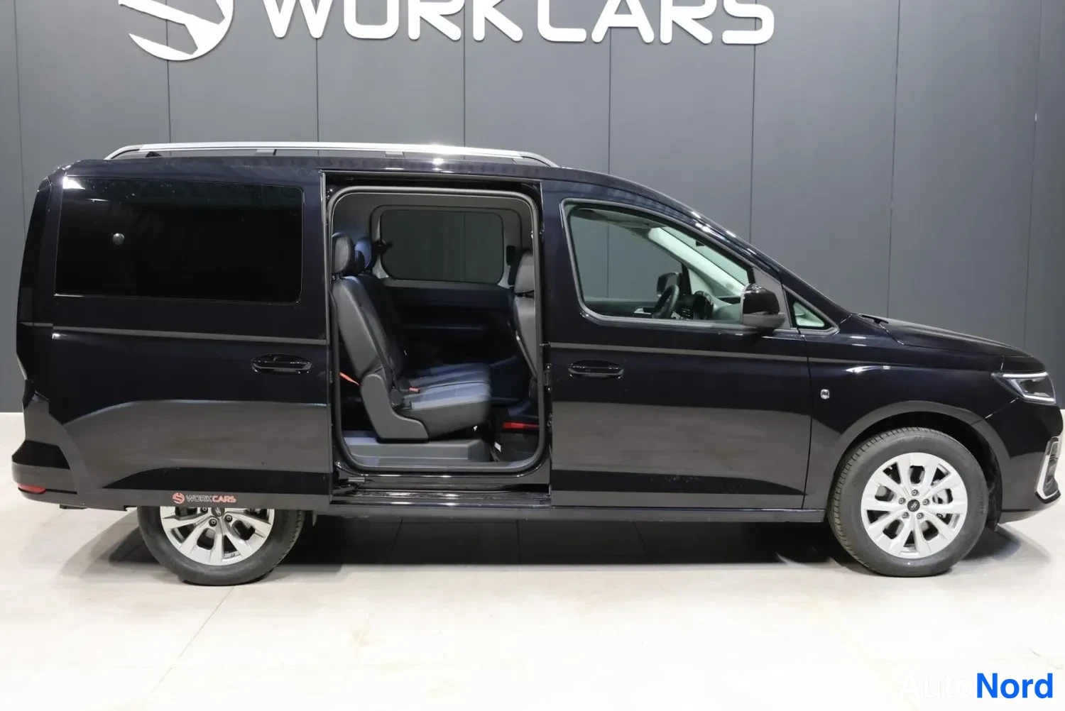 Musta Ford Tourneo 2026, etuviisto, keula oikealle, kuva 6