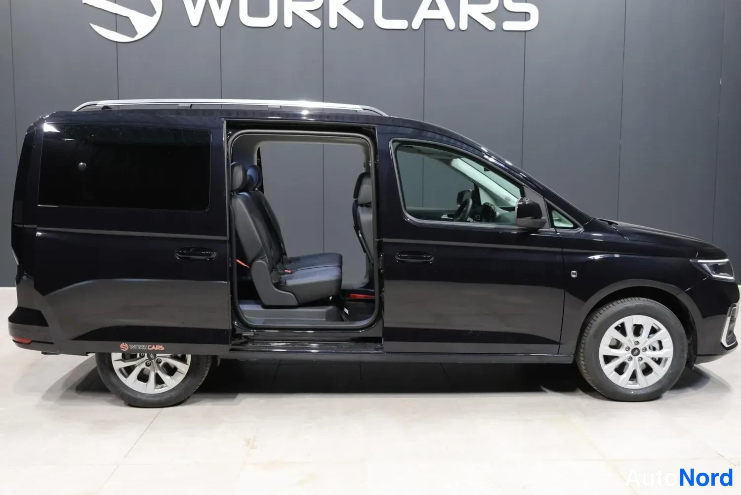 Musta Ford Tourneo 2026, etuviisto, keula oikealle, kuva 7
