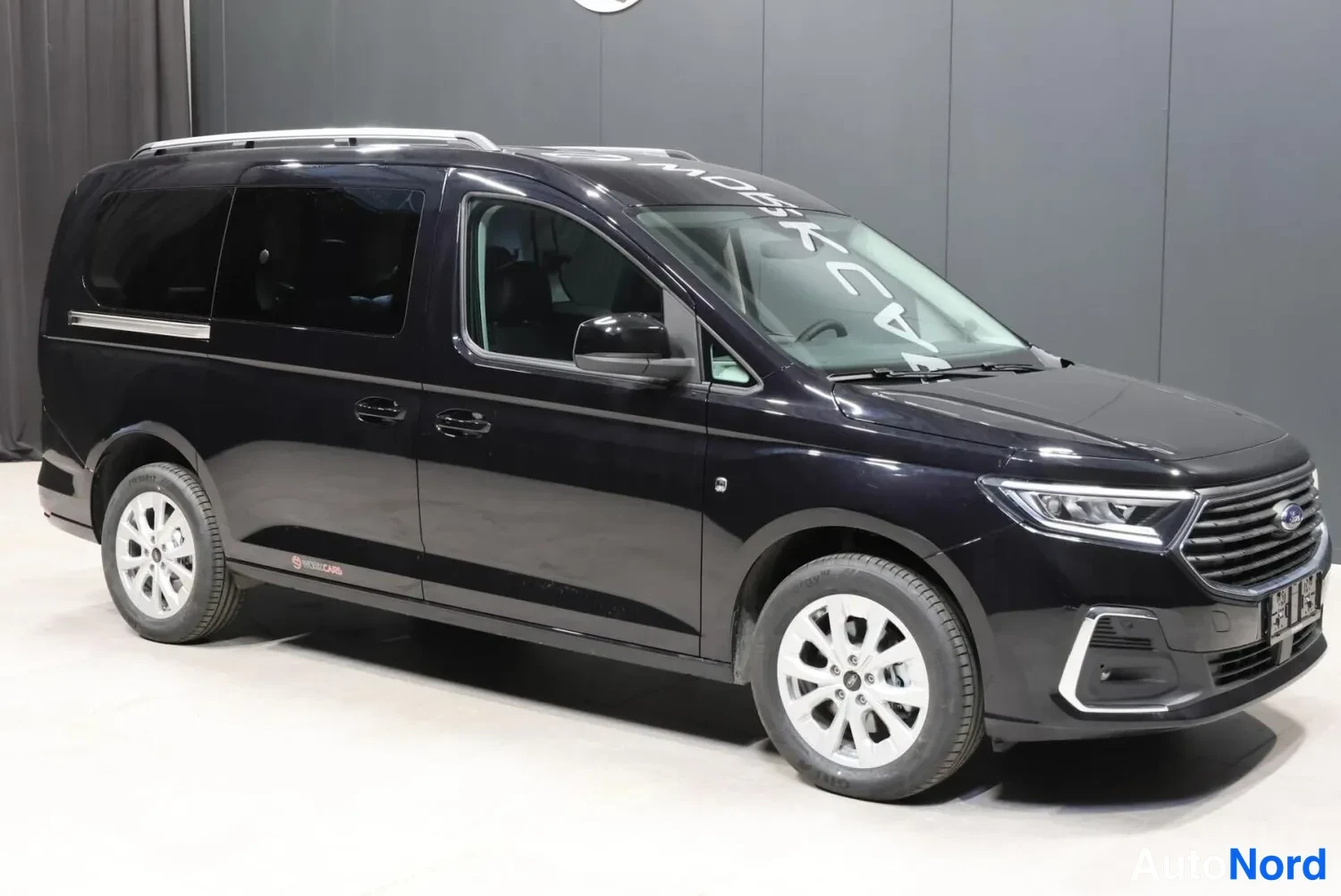 Musta Ford Tourneo 2026, etuviisto, keula oikealle, kuva 8