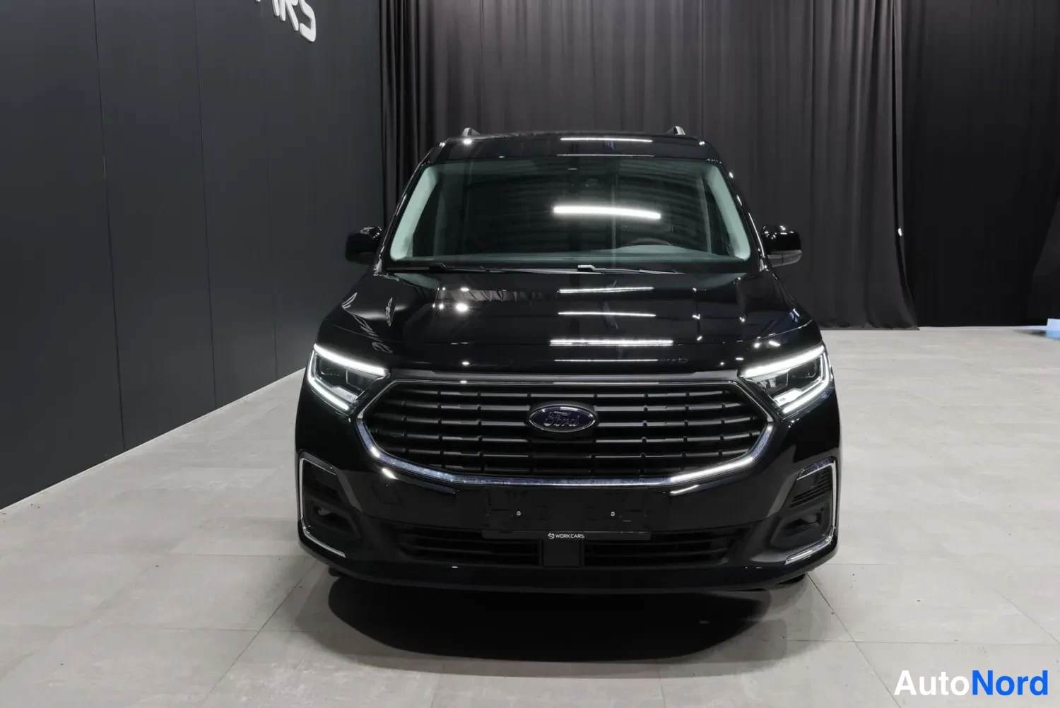 Musta Ford Tourneo 2026, edestä, kuva 10