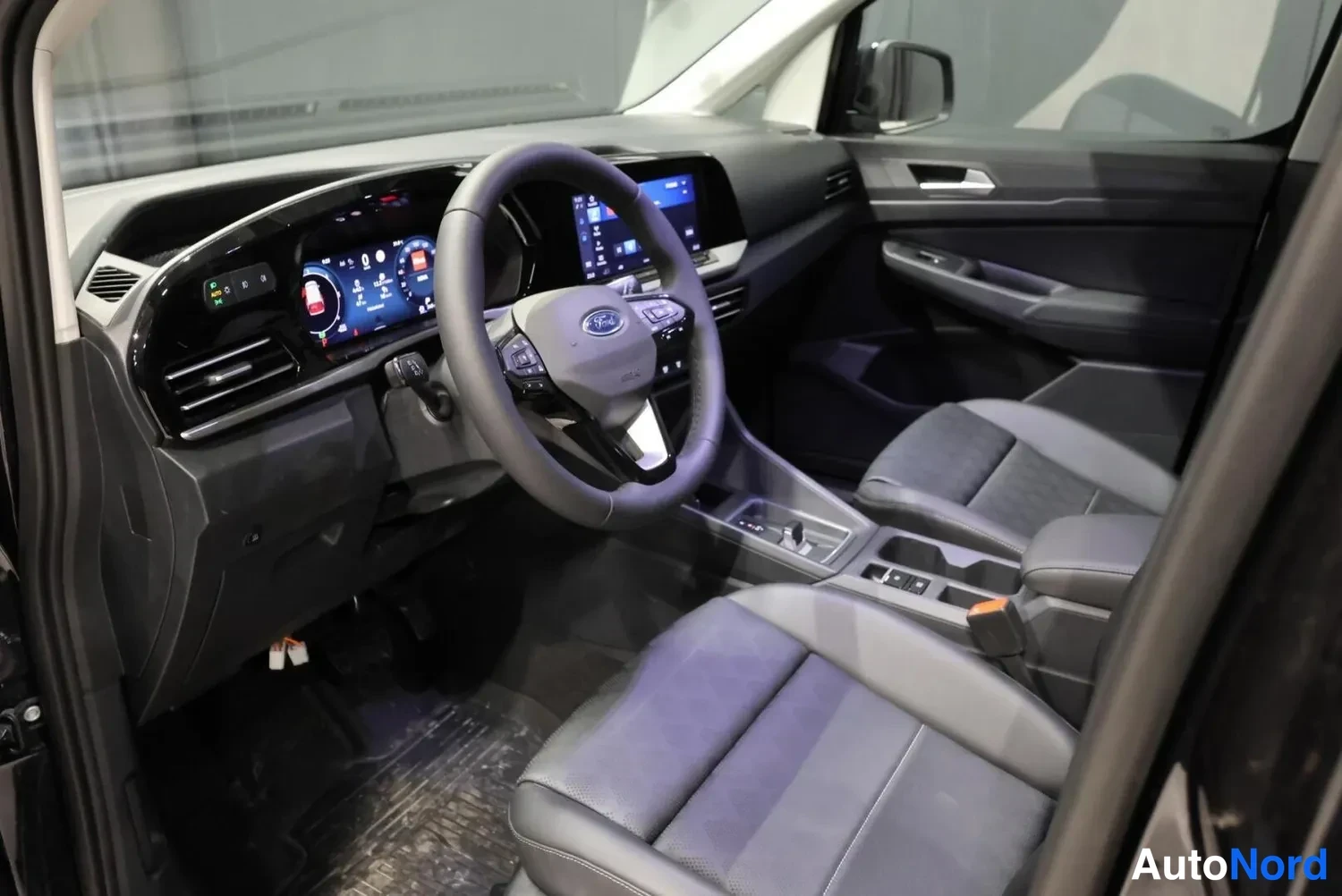 Musta Ford Tourneo 2026, ohjaamo, kuva 17